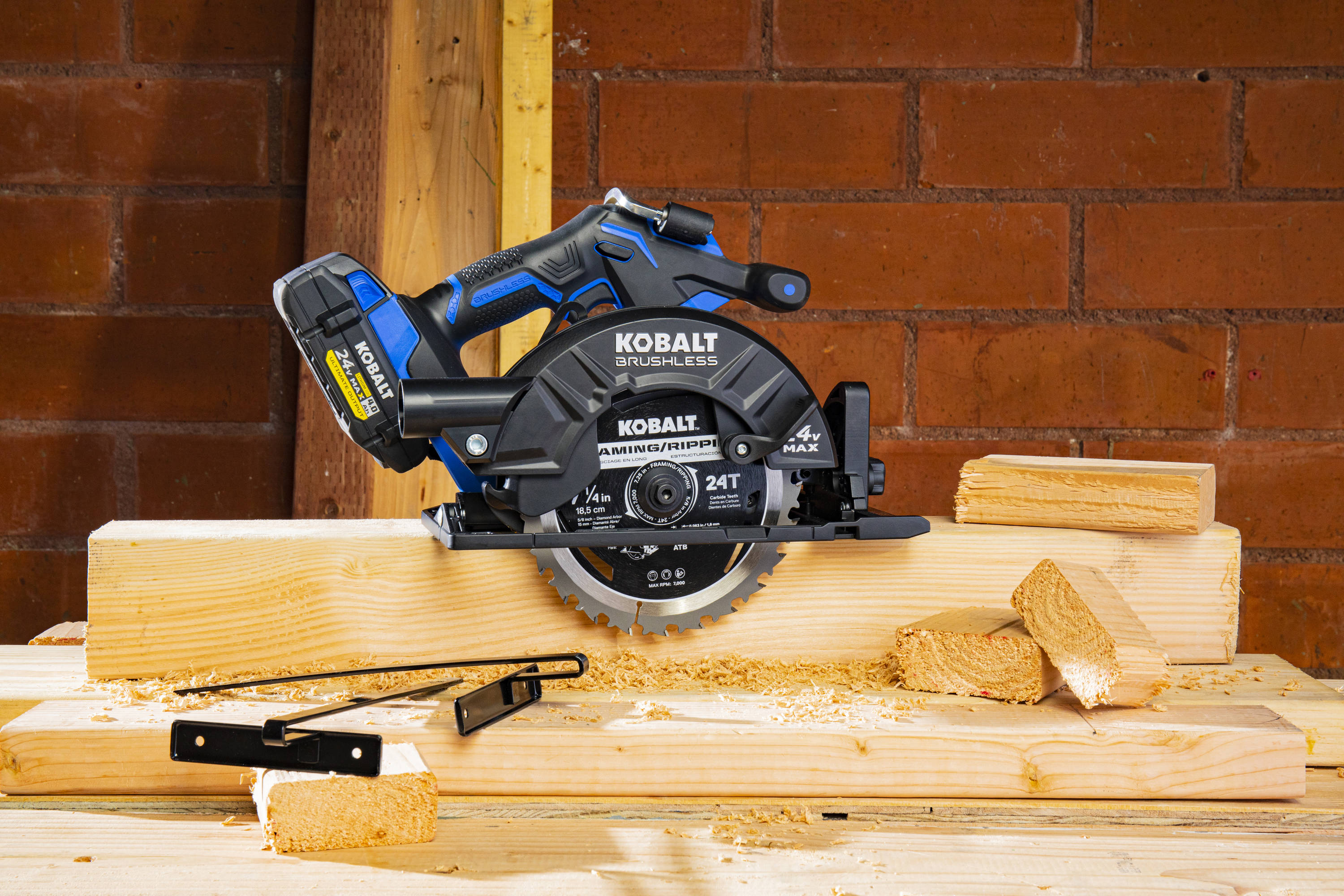 Kobalt XTR Sierra circular inalámbrica de 24 voltios y 7-1/4 pulgadas con motor sin escobillas KXCS 124B-03