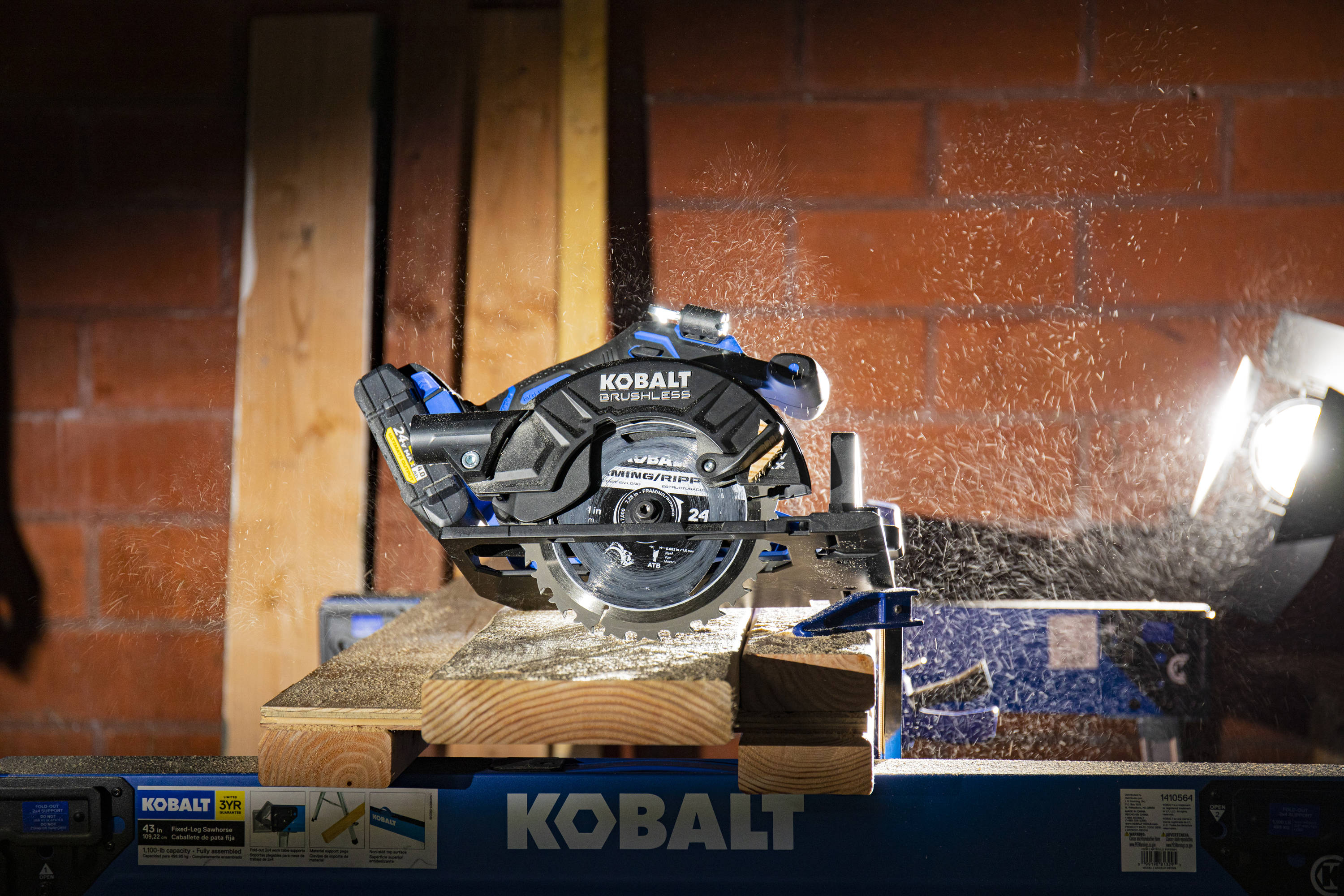 Kobalt XTR Sierra circular inalámbrica de 24 voltios y 7-1/4 pulgadas con motor sin escobillas KXCS 124B-03