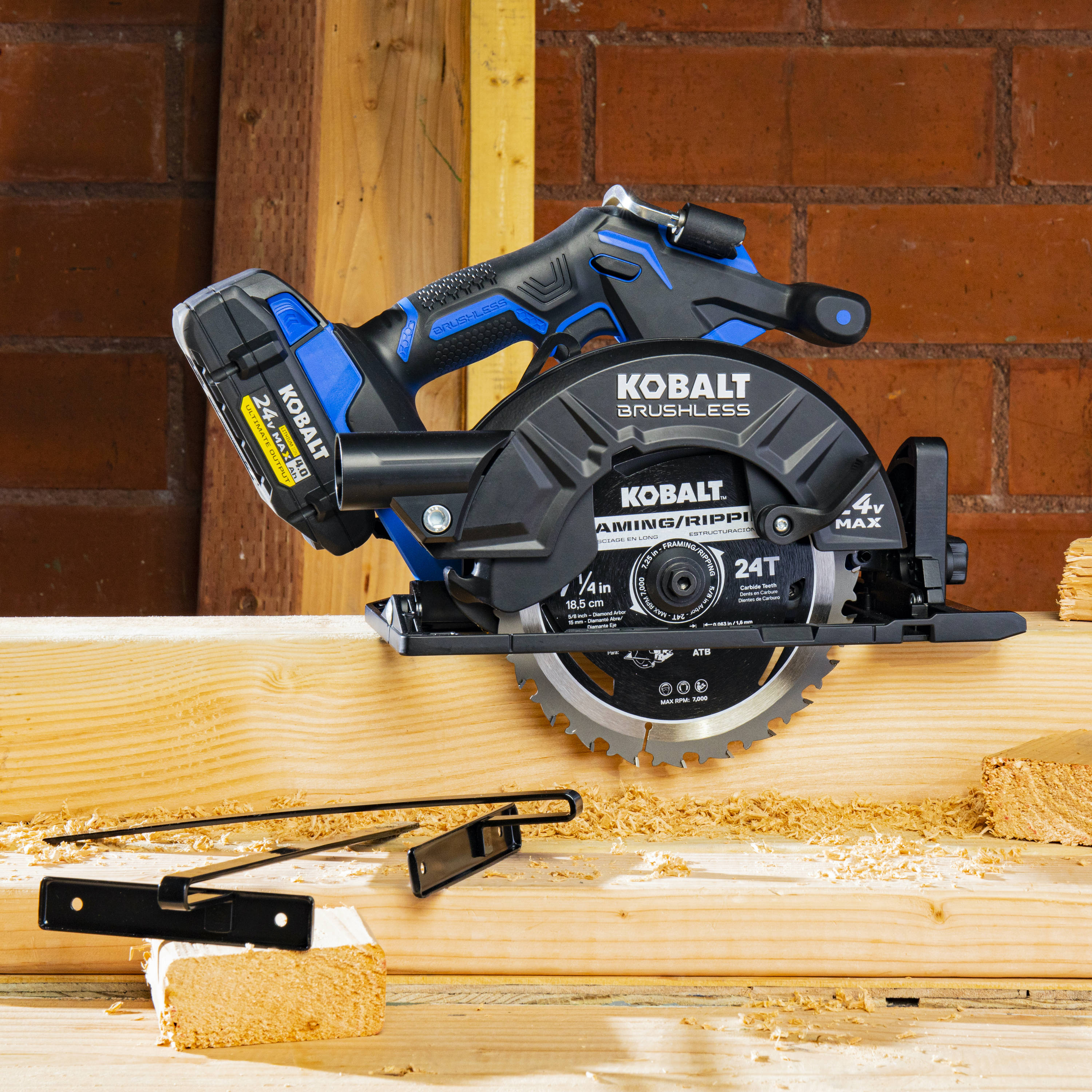 Kobalt XTR Sierra circular inalámbrica de 24 voltios y 7-1/4 pulgadas con motor sin escobillas KXCS 124B-03