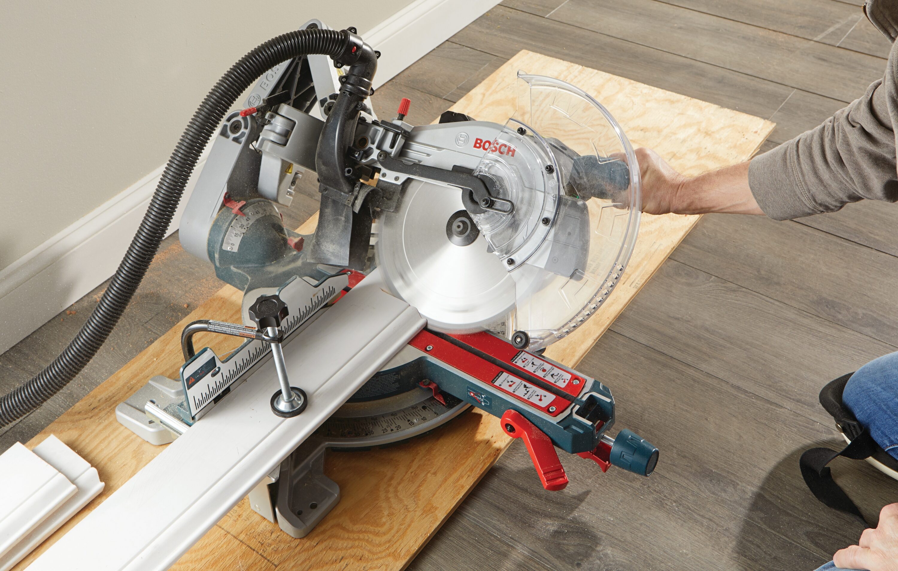Sierra ingletadora inalámbrica Bosch Profactor Surgeon 12 pulgadas 18 voltios con doble bisel y guía láser GCM18V-12GDCN