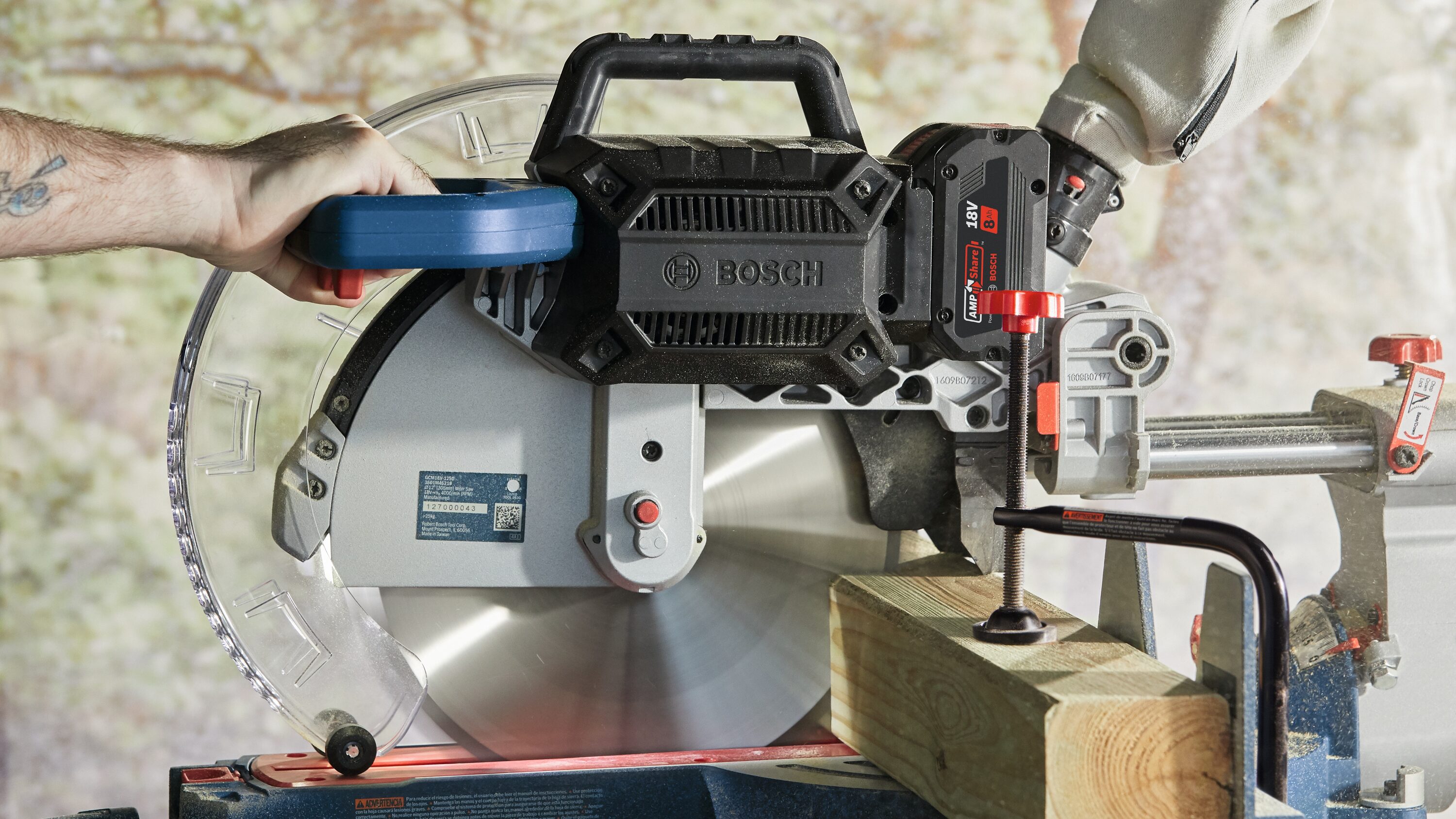 Sierra ingleteadora deslizante inalámbrica de doble bisel de 18 voltios de 12 pulgadas con batería de 8 amperios - Modelo GCM18V-12SDN14 de Bosch