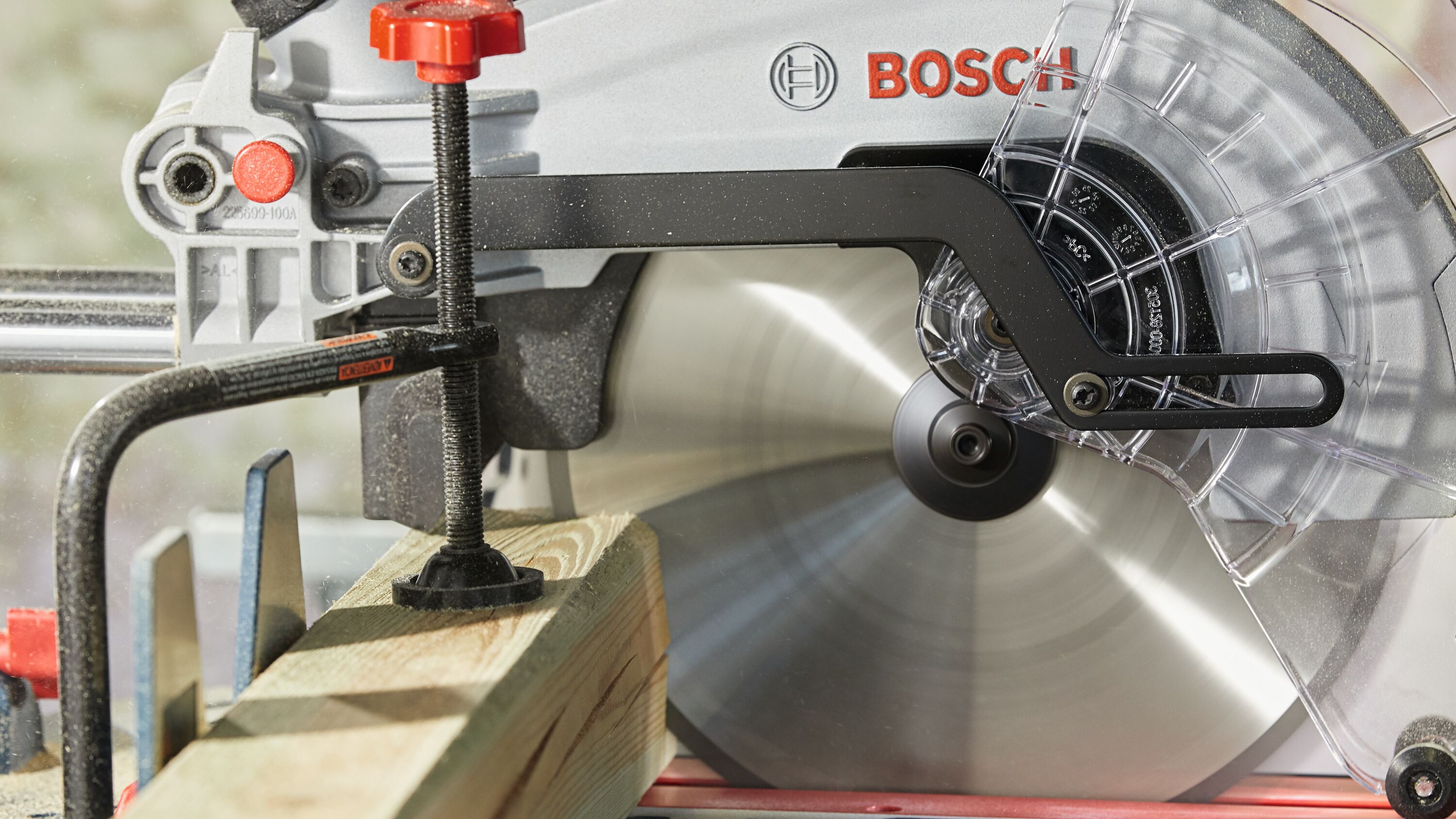 Sierra ingleteadora deslizante inalámbrica de doble bisel de 18 voltios de 12 pulgadas con batería de 8 amperios - Modelo GCM18V-12SDN14 de Bosch