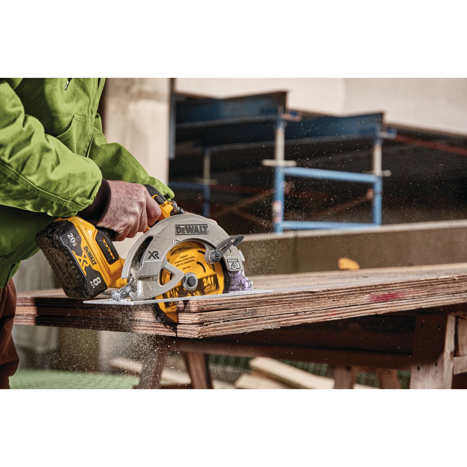 Sierra circular inalámbrica DEWALT XR POWER DETECT de 20 voltios, 7-1/4 pulgadas máx. DCS574B