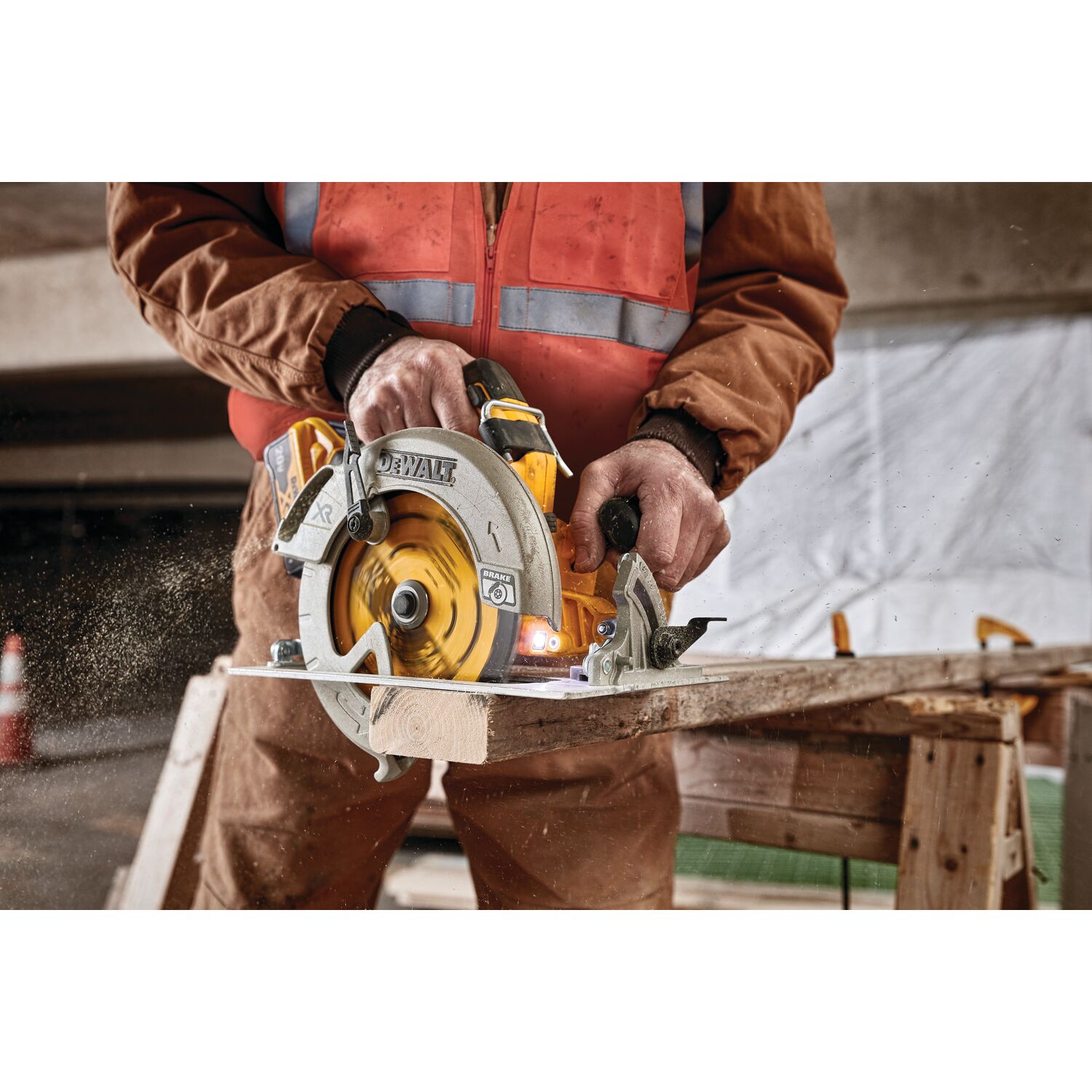 Sierra circular inalámbrica DEWALT XR POWER DETECT de 20 voltios, 7-1/4 pulgadas máx. DCS574B