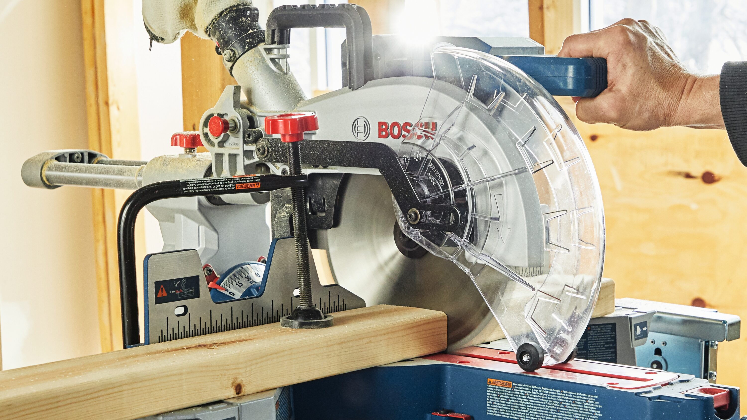 Sierra ingletadora compuesta deslizante de doble bisel y 18 voltios de 10 pulgadas con batería incluida de 8 amperios Bosch GCM18V-10SDN14