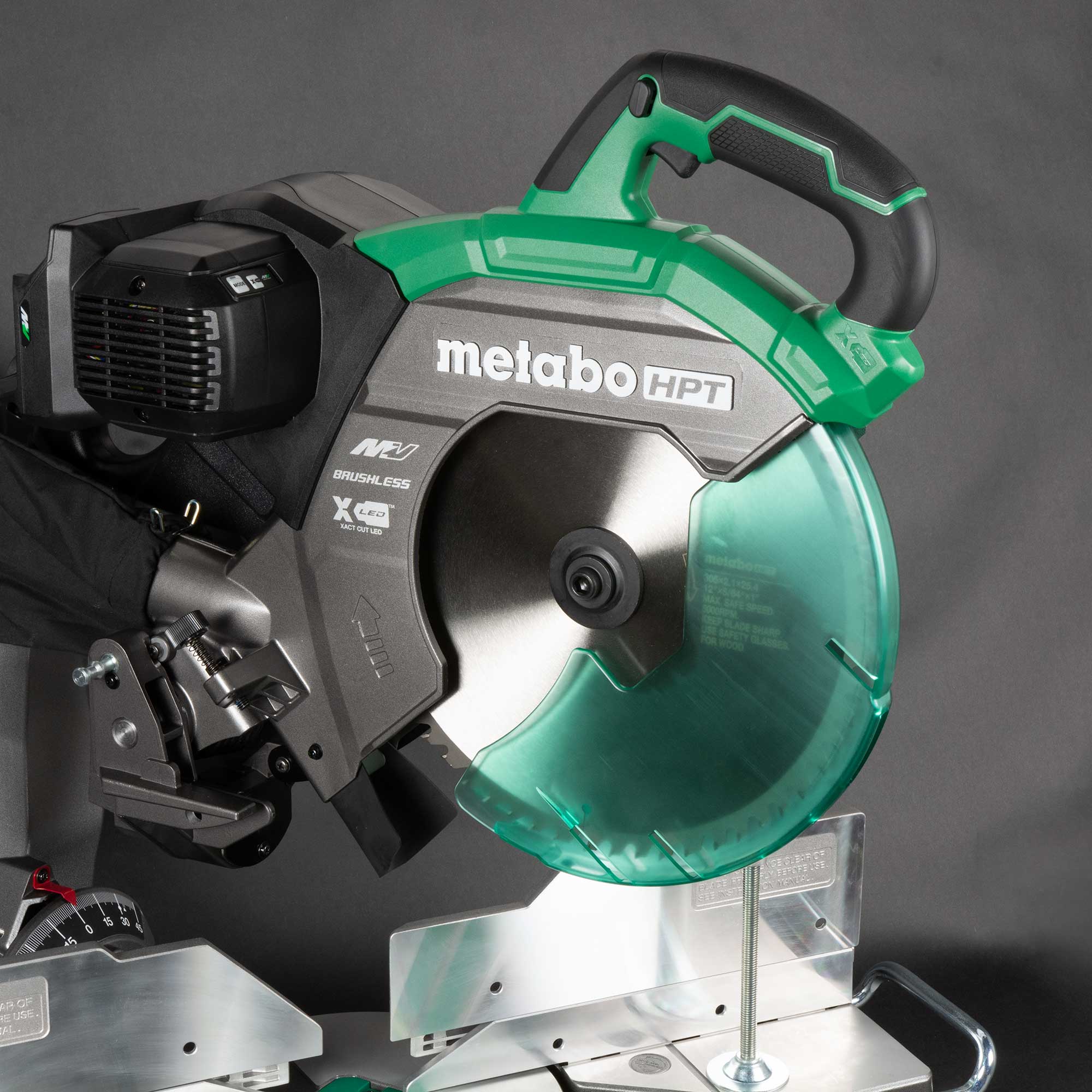 Sierra ingletadora inalámbrica de doble bisel deslizante Metabo HPT 12 pulgadas 15 amperios 36 voltios con guía láser C3612DRAQ4M