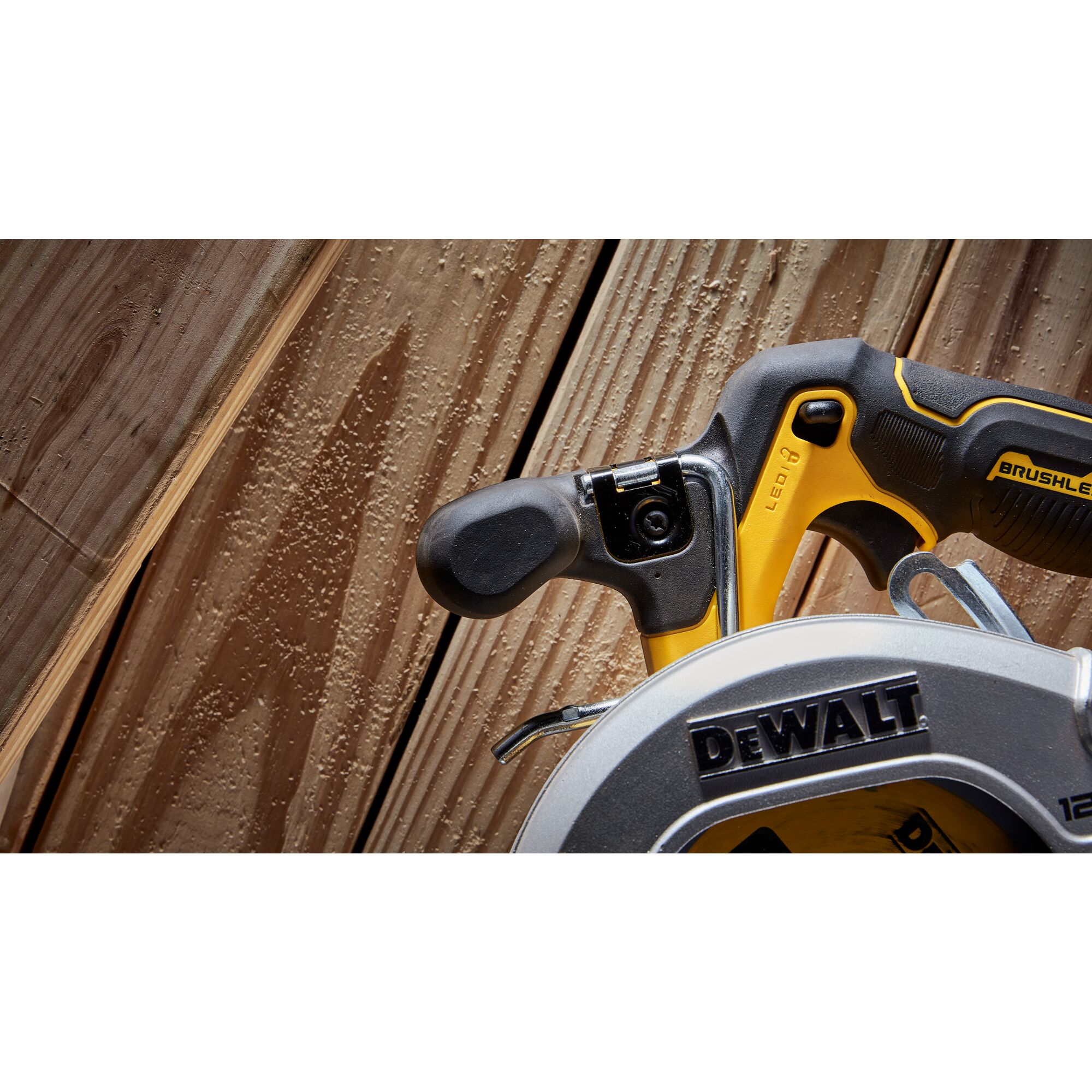 Sierra circular inalámbrica sin escobillas DEWALT XTREME 12 voltios Max 5-3/8 pulgadas DCS512B
