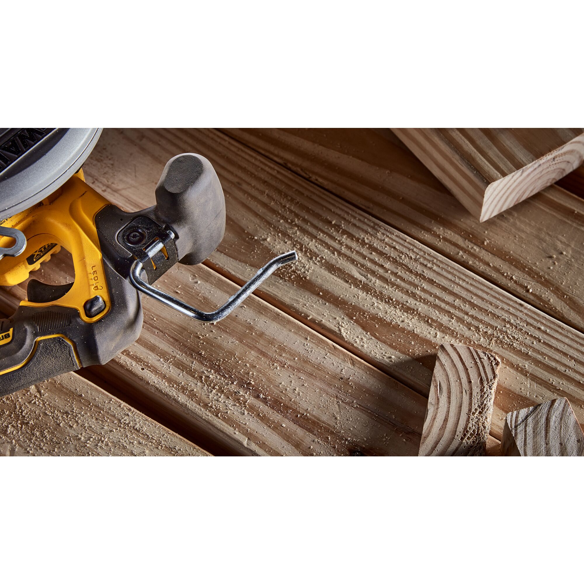 Sierra circular inalámbrica sin escobillas DEWALT XTREME 12 voltios Max 5-3/8 pulgadas DCS512B