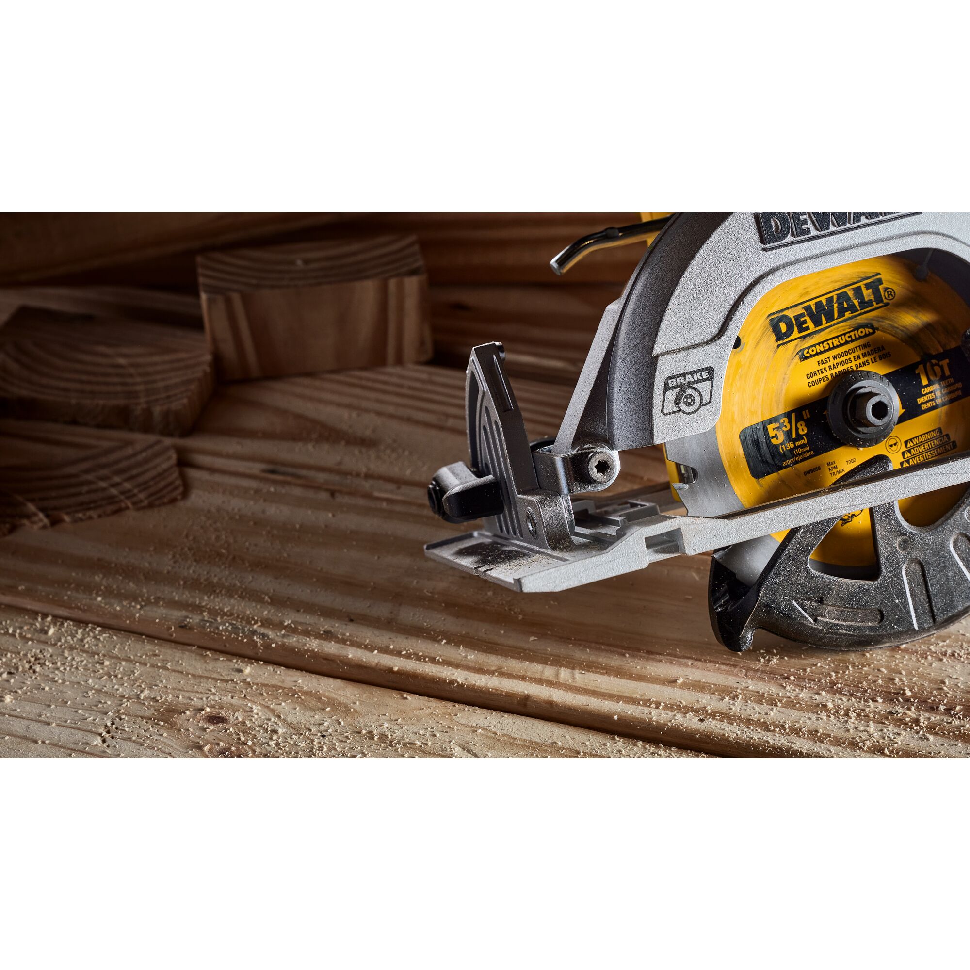 Sierra circular inalámbrica sin escobillas DEWALT XTREME 12 voltios Max 5-3/8 pulgadas DCS512B