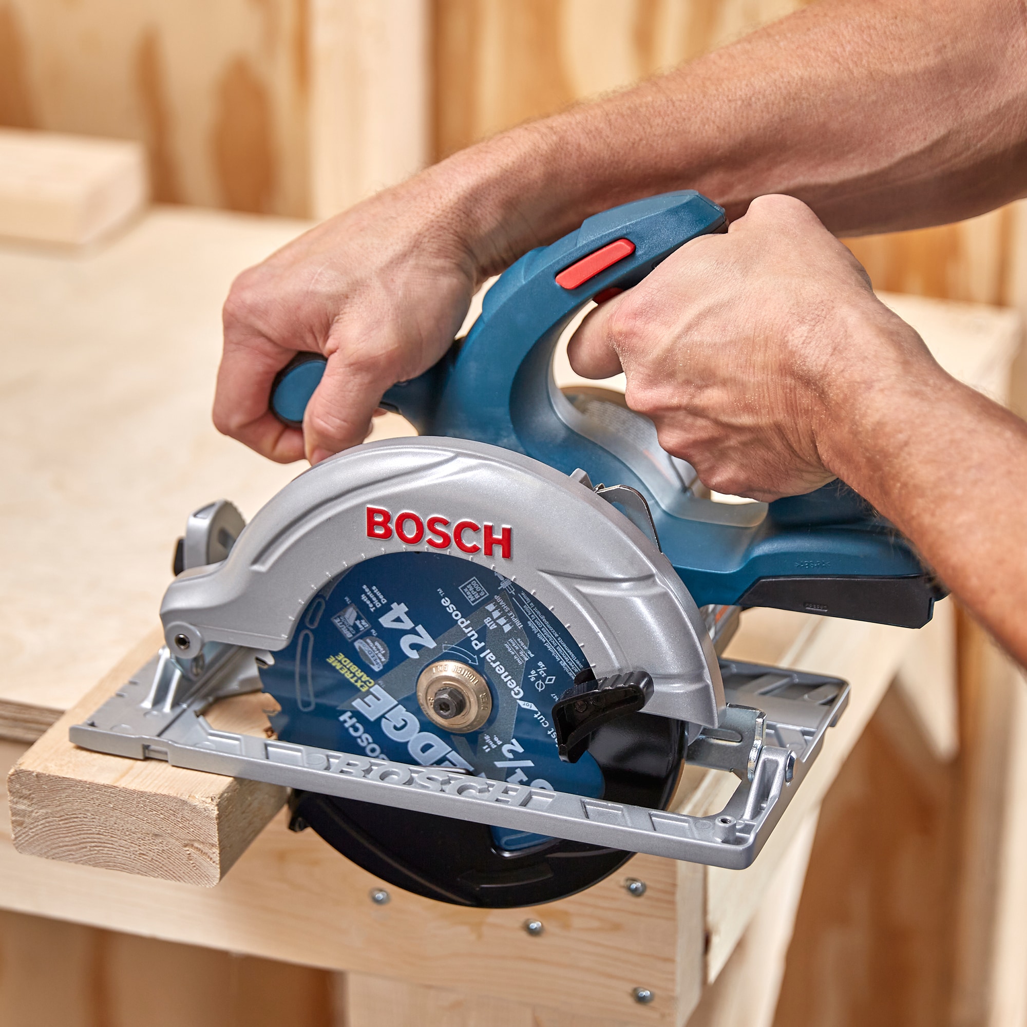 Sierra circular inalámbrica Bosch de 18 voltios con batería de 2 amperios y 6-1/2 pulgadas CCS180B