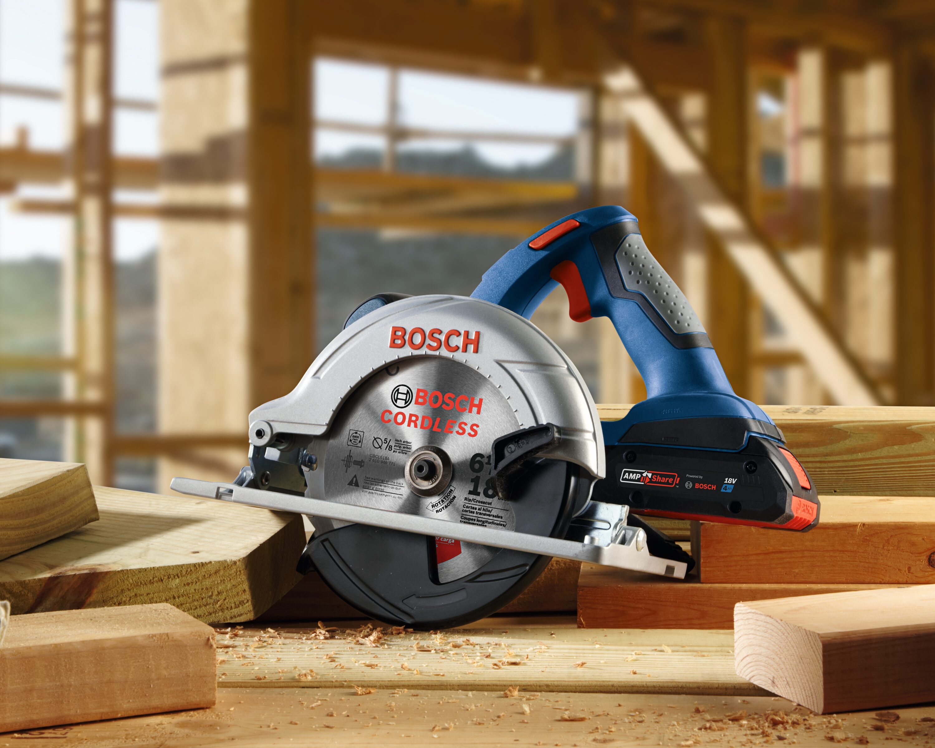 Sierra circular inalámbrica Bosch de 18 voltios con batería de 2 amperios y 6-1/2 pulgadas CCS180B