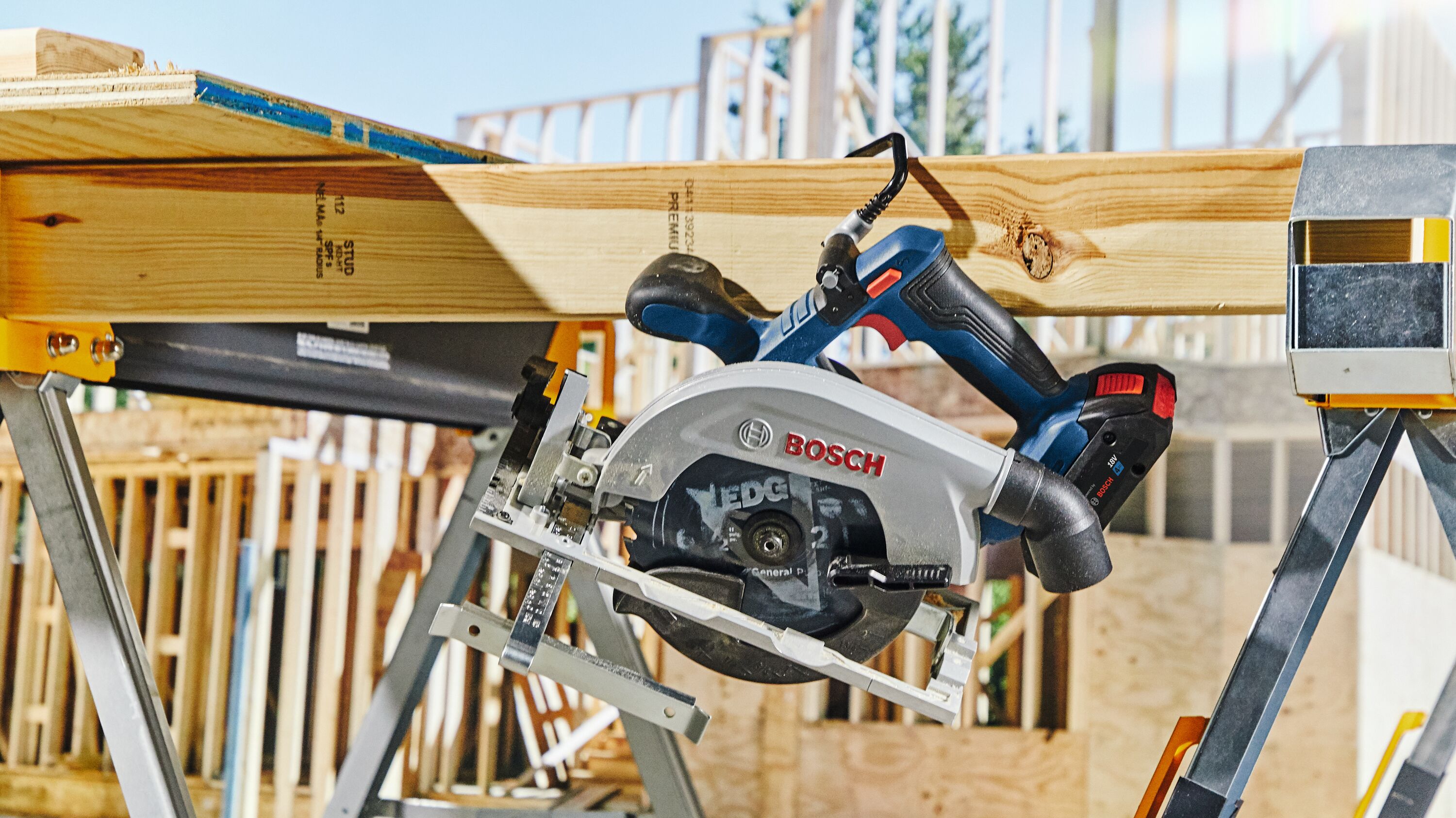 Sierra circular inalámbrica sin escobillas Bosch de 18 voltios y 6-1/2 pulgadas GKS18V-22LN