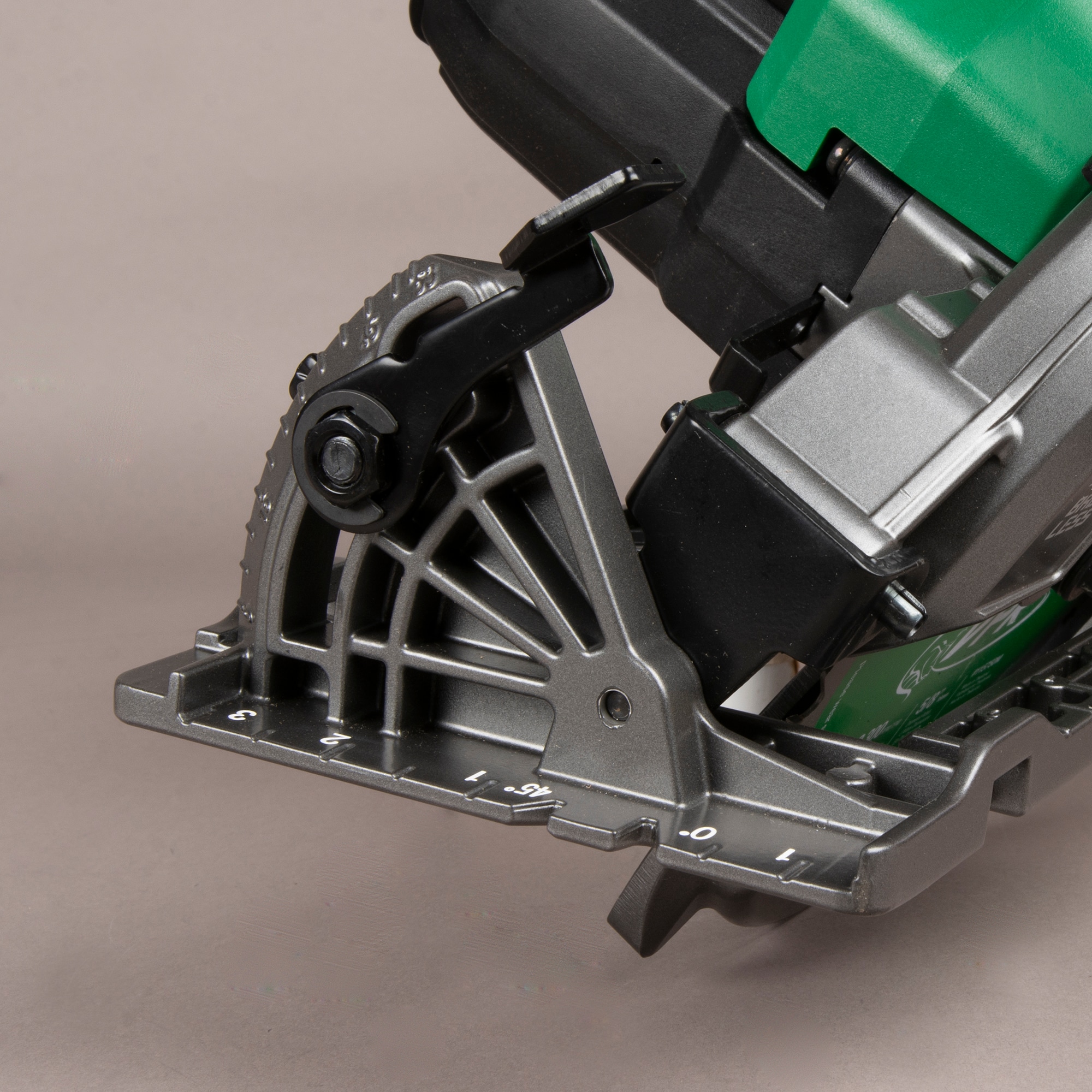 Sierra circular híbrida con capacidad multi-voltaje de 36 voltios y sin escobillas de 7-1/4 pulgadas Metabo HPT C3607DWAQ4M