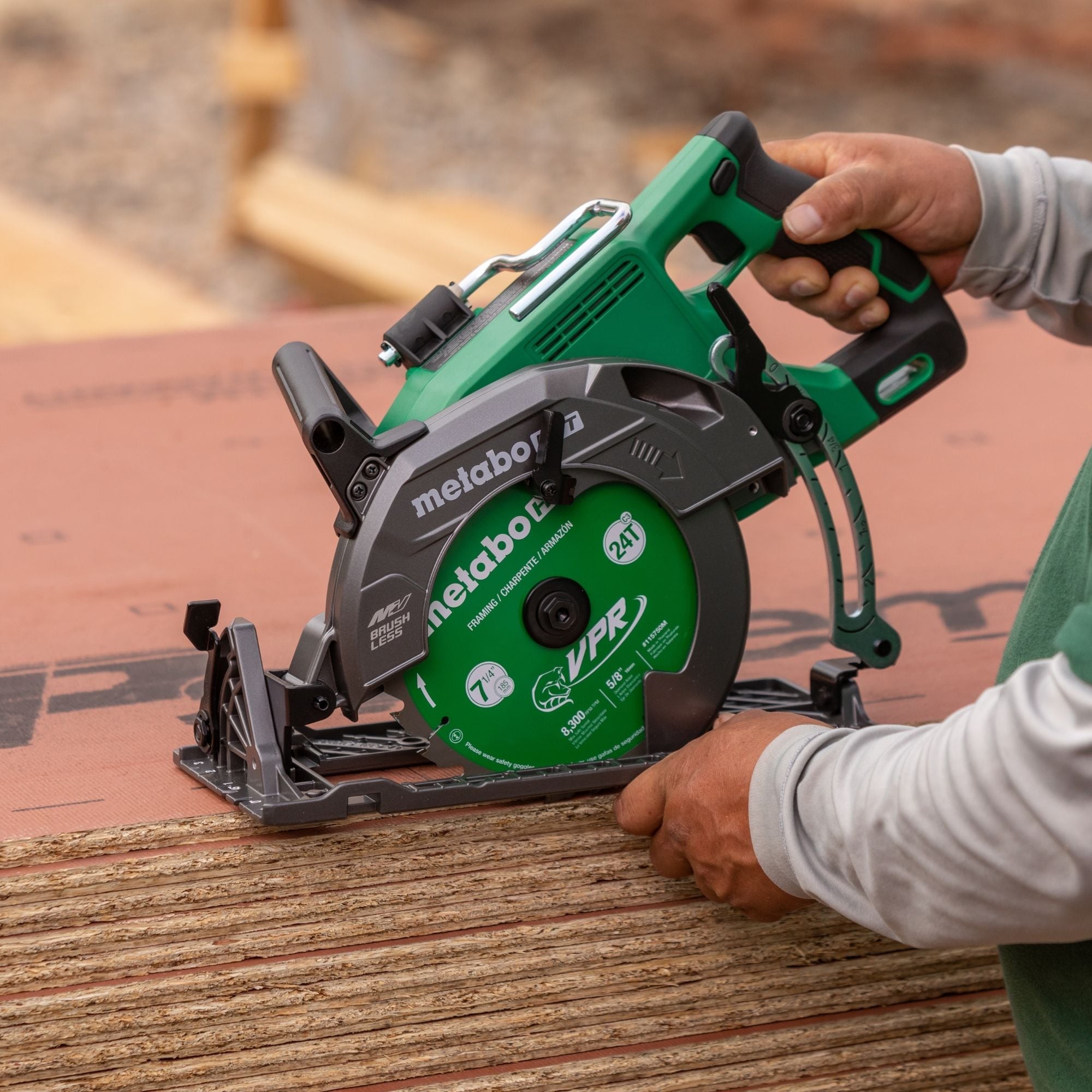 Sierra circular híbrida con capacidad multi-voltaje de 36 voltios y sin escobillas de 7-1/4 pulgadas Metabo HPT C3607DWAQ4M