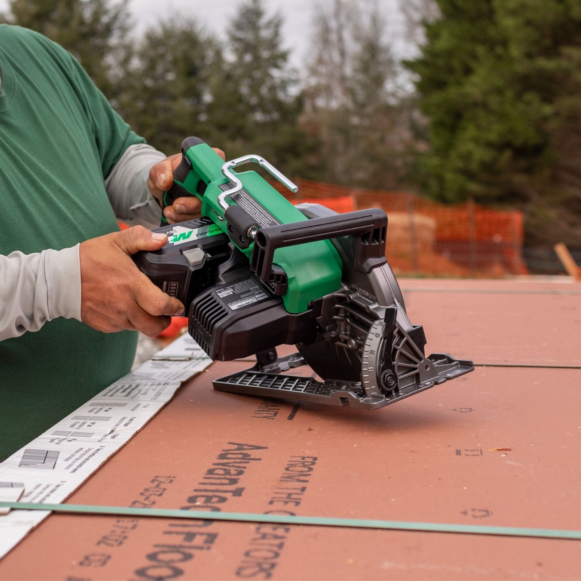 Sierra circular híbrida con capacidad multi-voltaje de 36 voltios y sin escobillas de 7-1/4 pulgadas Metabo HPT C3607DWAQ4M