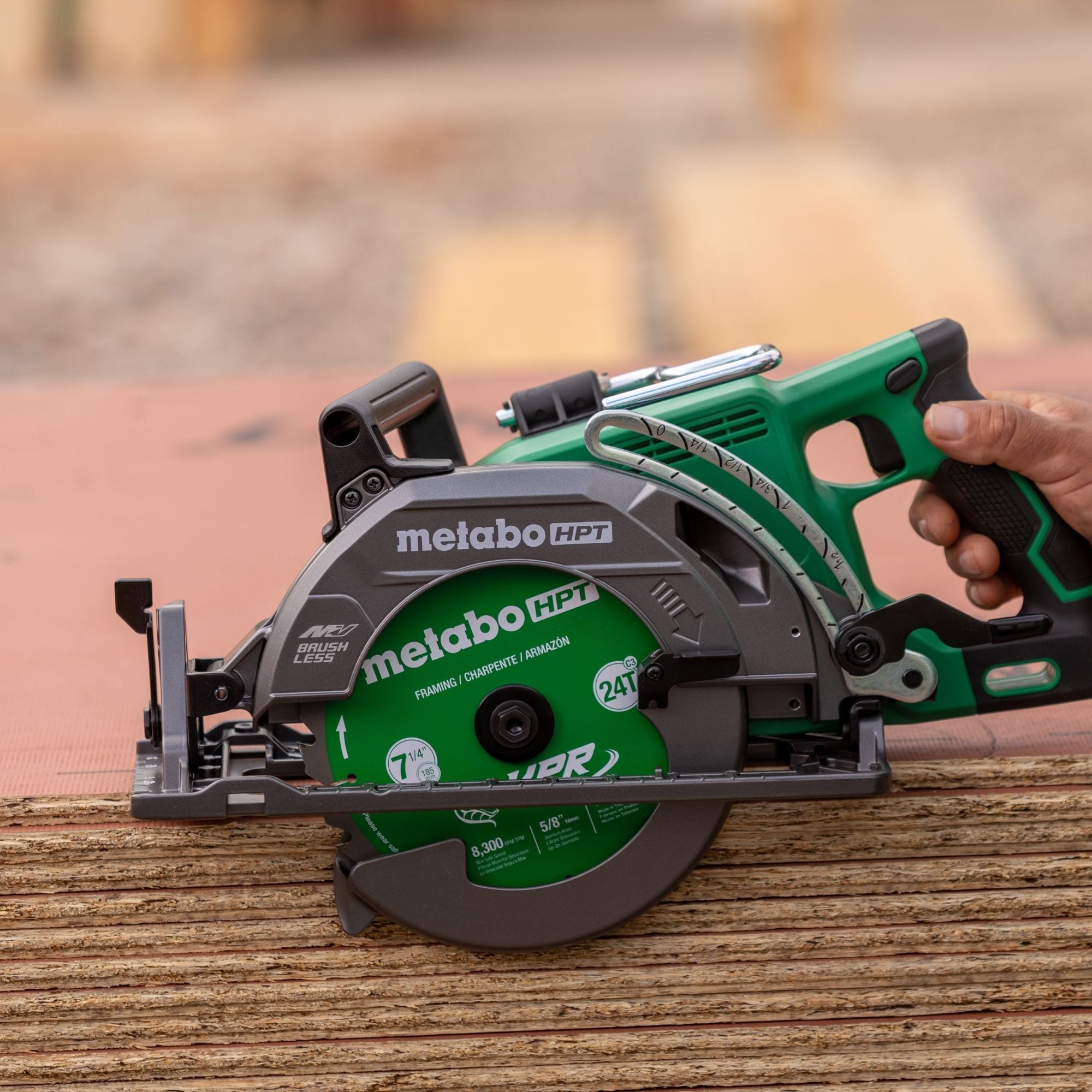 Sierra circular híbrida con capacidad multi-voltaje de 36 voltios y sin escobillas de 7-1/4 pulgadas Metabo HPT C3607DWAQ4M