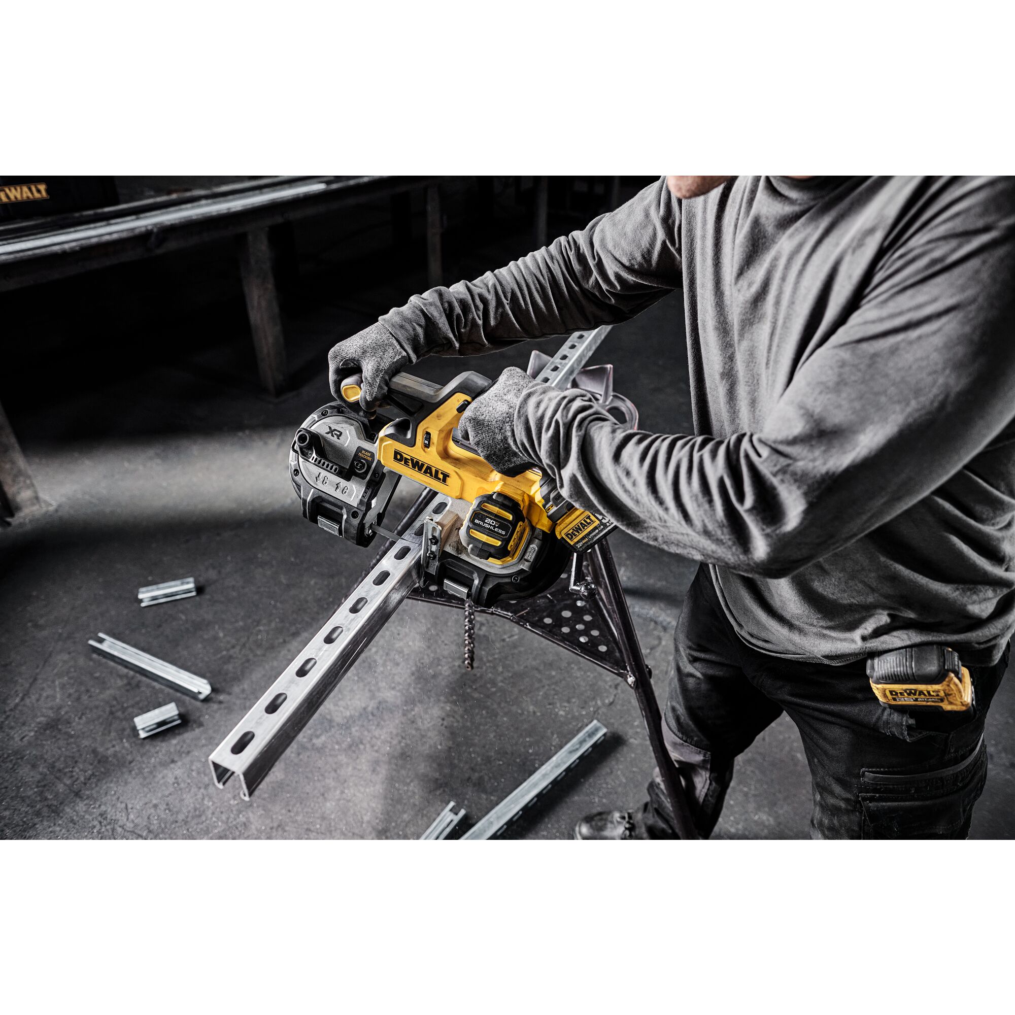 Sierra de cinta portátil DEWALT de 20 voltios y 3.375 pulgadas (batería incluida) DCS378P1