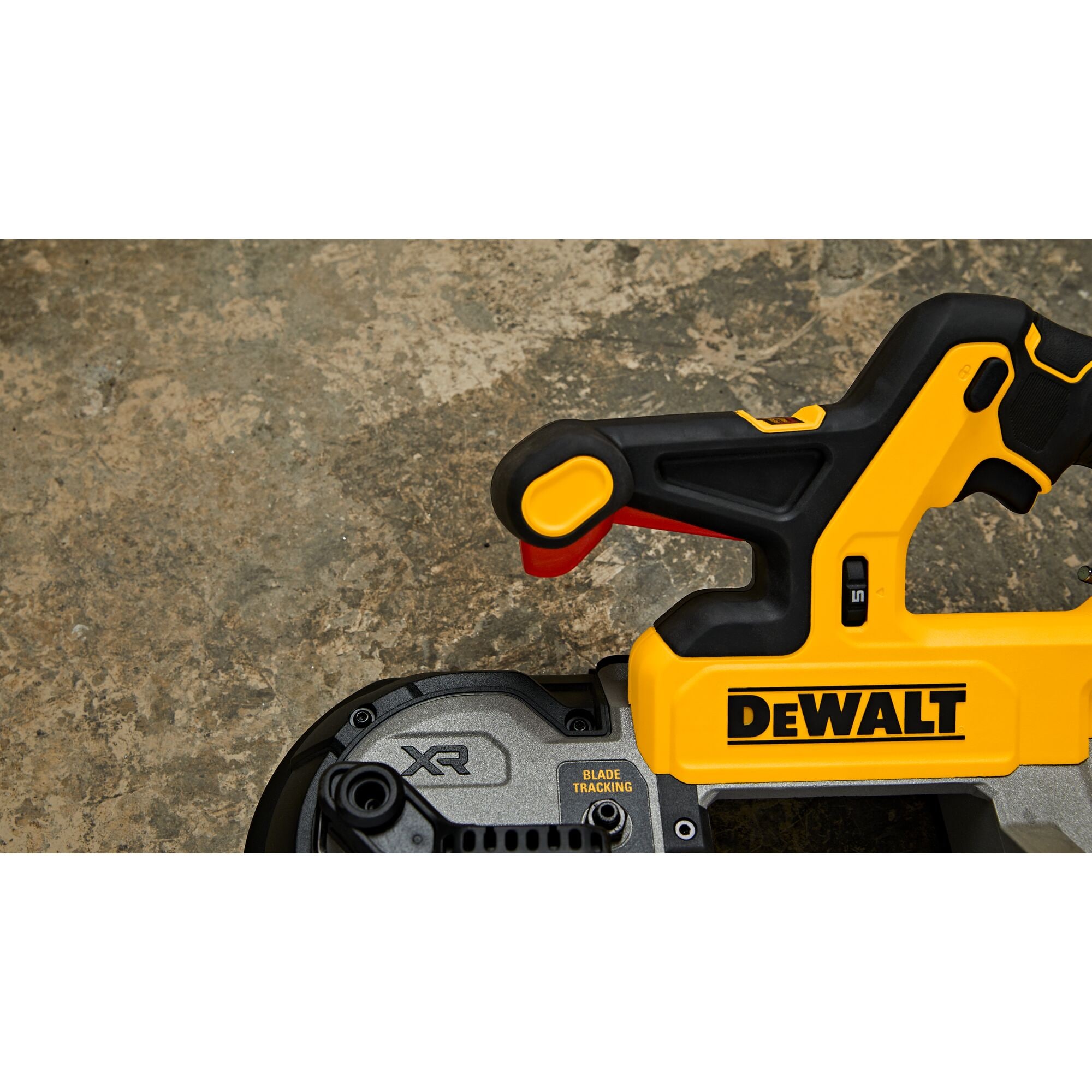 Sierra de cinta portátil DEWALT de 20 voltios con hoja de 3.375 pulgadas (batería no incluida) DCS379B