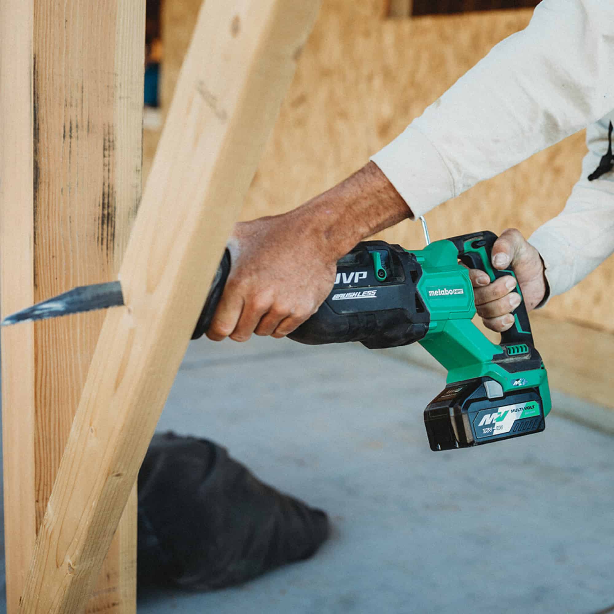 Sierra sable inalámbrica Metabo HPT MultiVolt de 36 voltios con velocidad variable y capacidad híbrida sin escobillas CR36DAQ4M