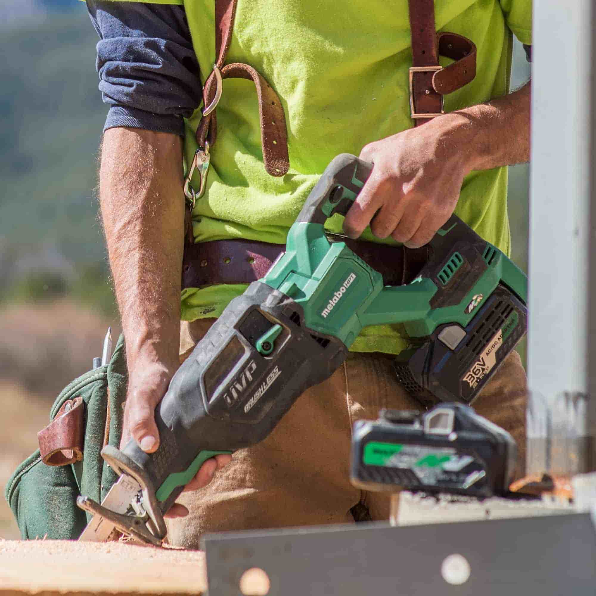 Sierra sable inalámbrica Metabo HPT MultiVolt de 36 voltios con velocidad variable y capacidad híbrida sin escobillas CR36DAQ4M