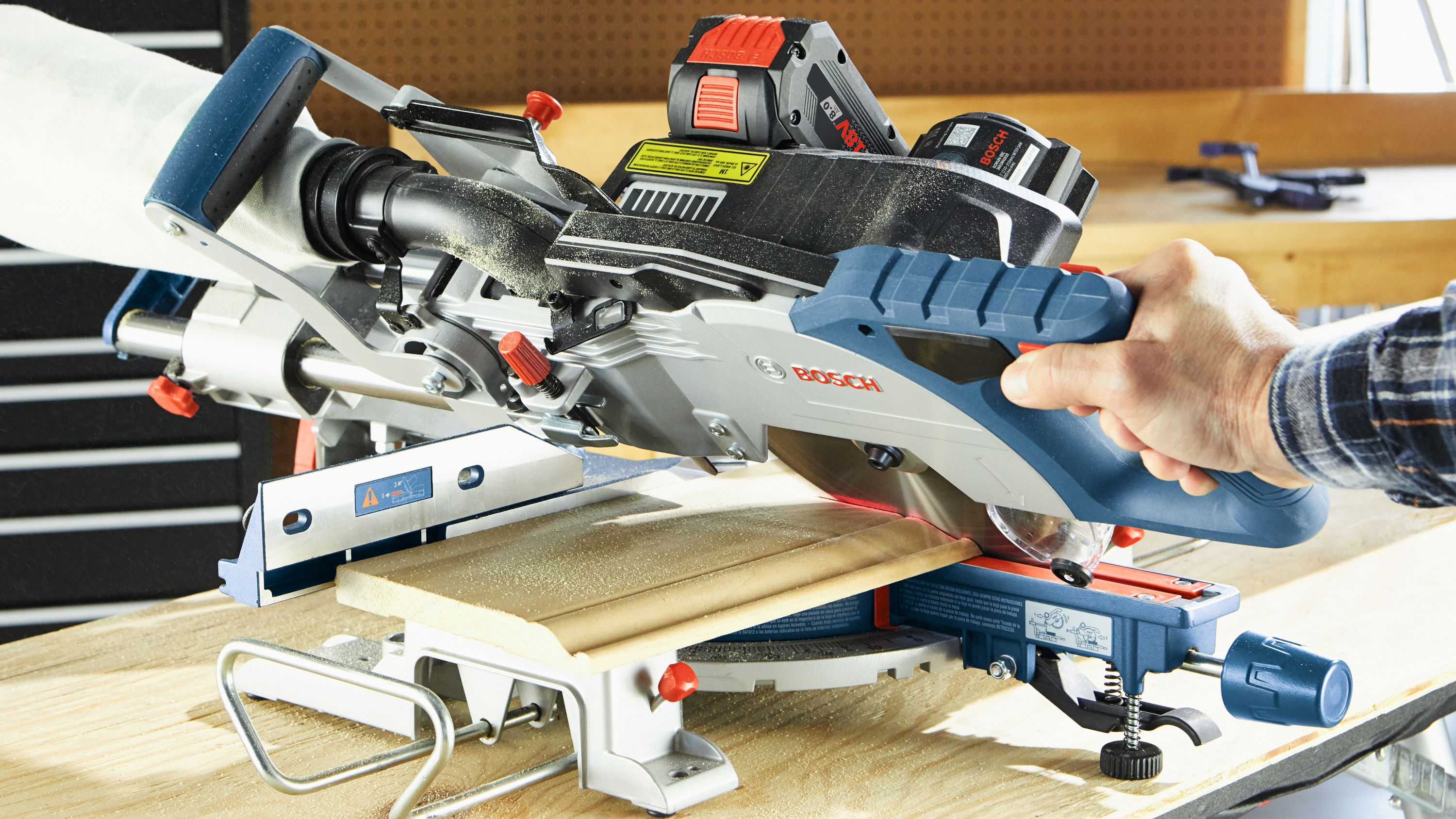 Sierra ingletadora compuesta deslizante inalámbrica de un solo bisel de 8-1/2 pulgadas y 18 voltios de Bosch con guía láser (batería incluida) GCM18V-08N14