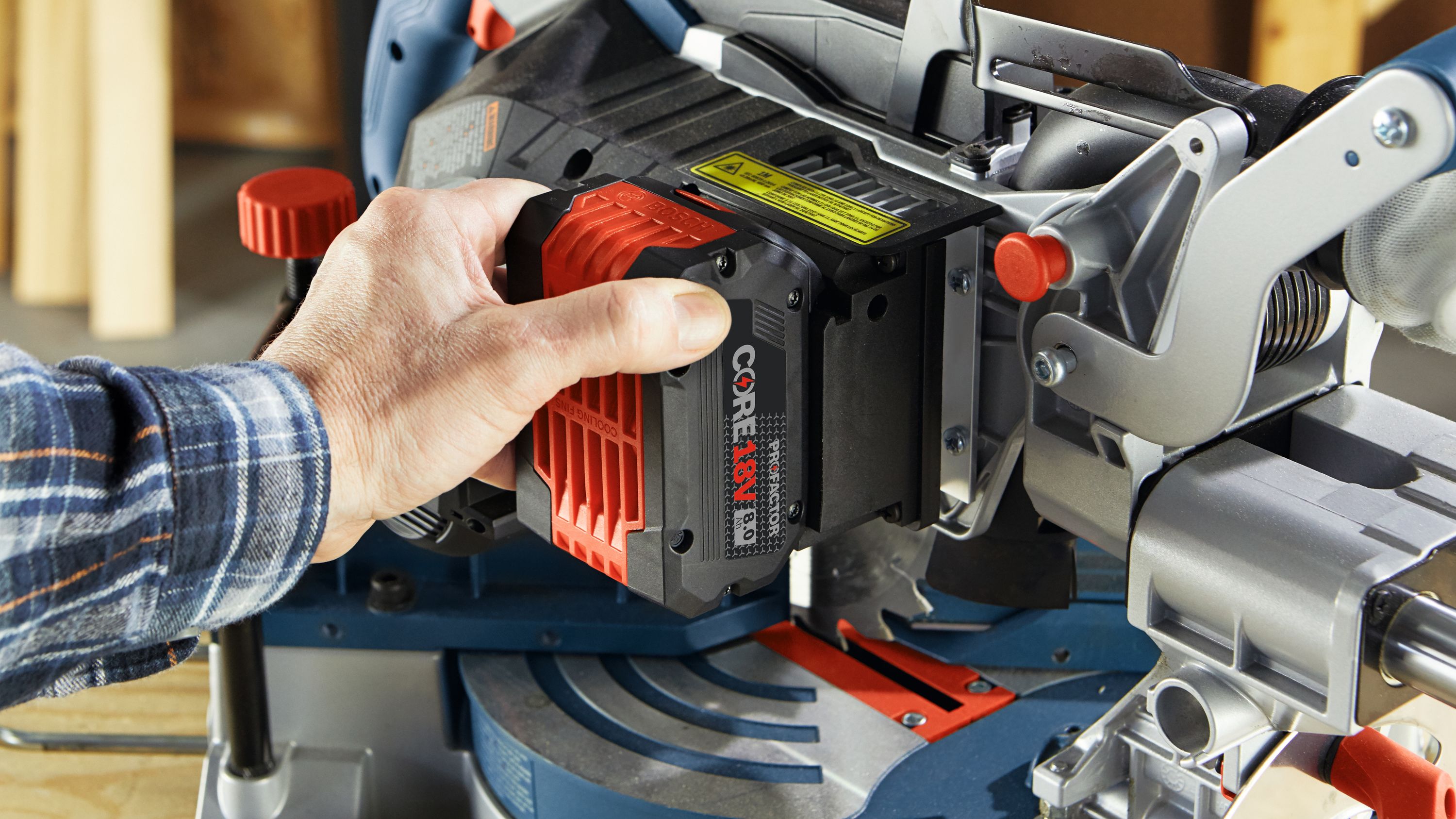 Sierra ingletadora compuesta deslizante inalámbrica de un solo bisel de 8-1/2 pulgadas y 18 voltios de Bosch con guía láser (batería incluida) GCM18V-08N14