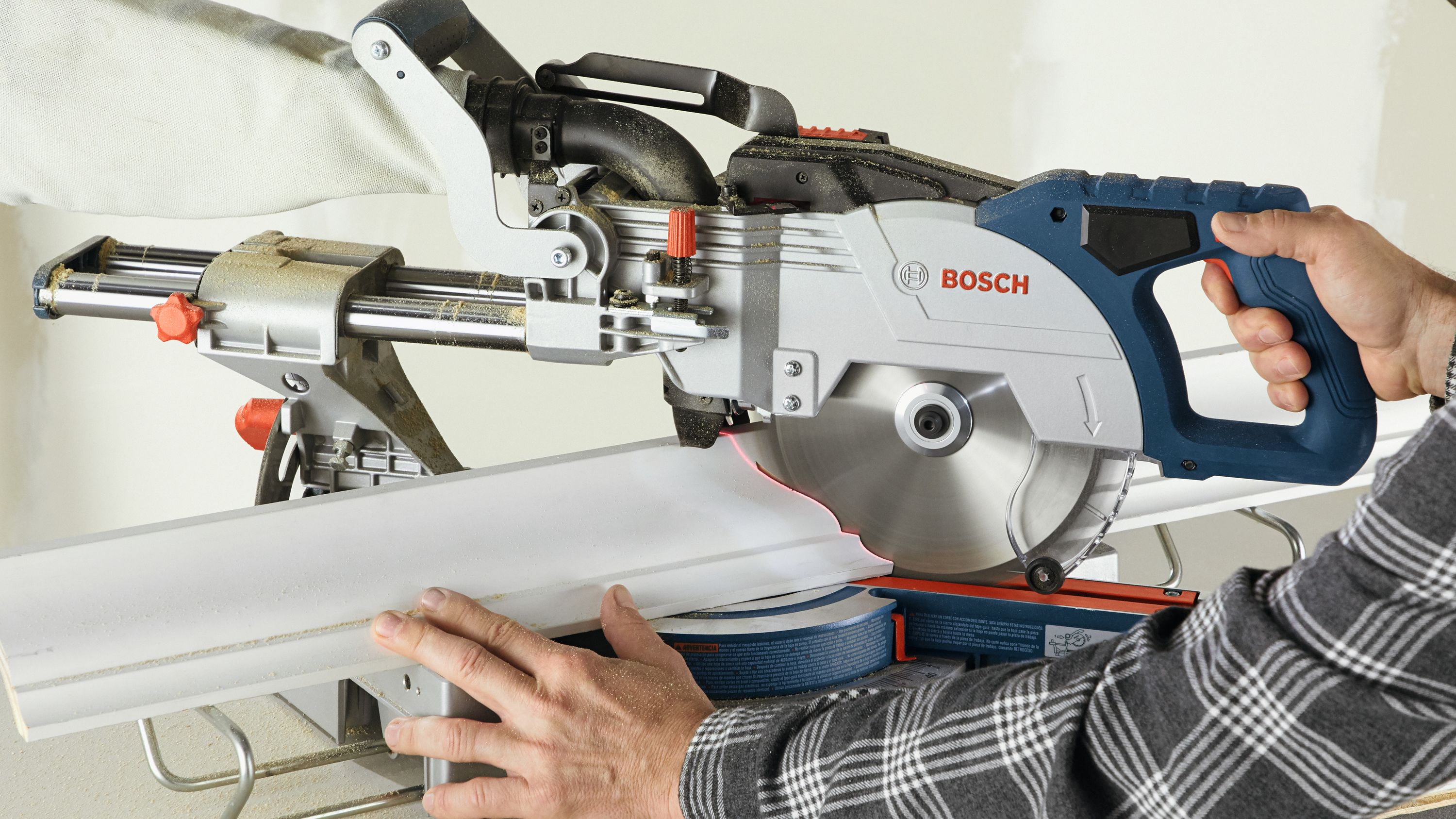 Sierra ingletadora compuesta deslizante inalámbrica de un solo bisel de 8-1/2 pulgadas y 18 voltios de Bosch con guía láser (batería incluida) GCM18V-08N14