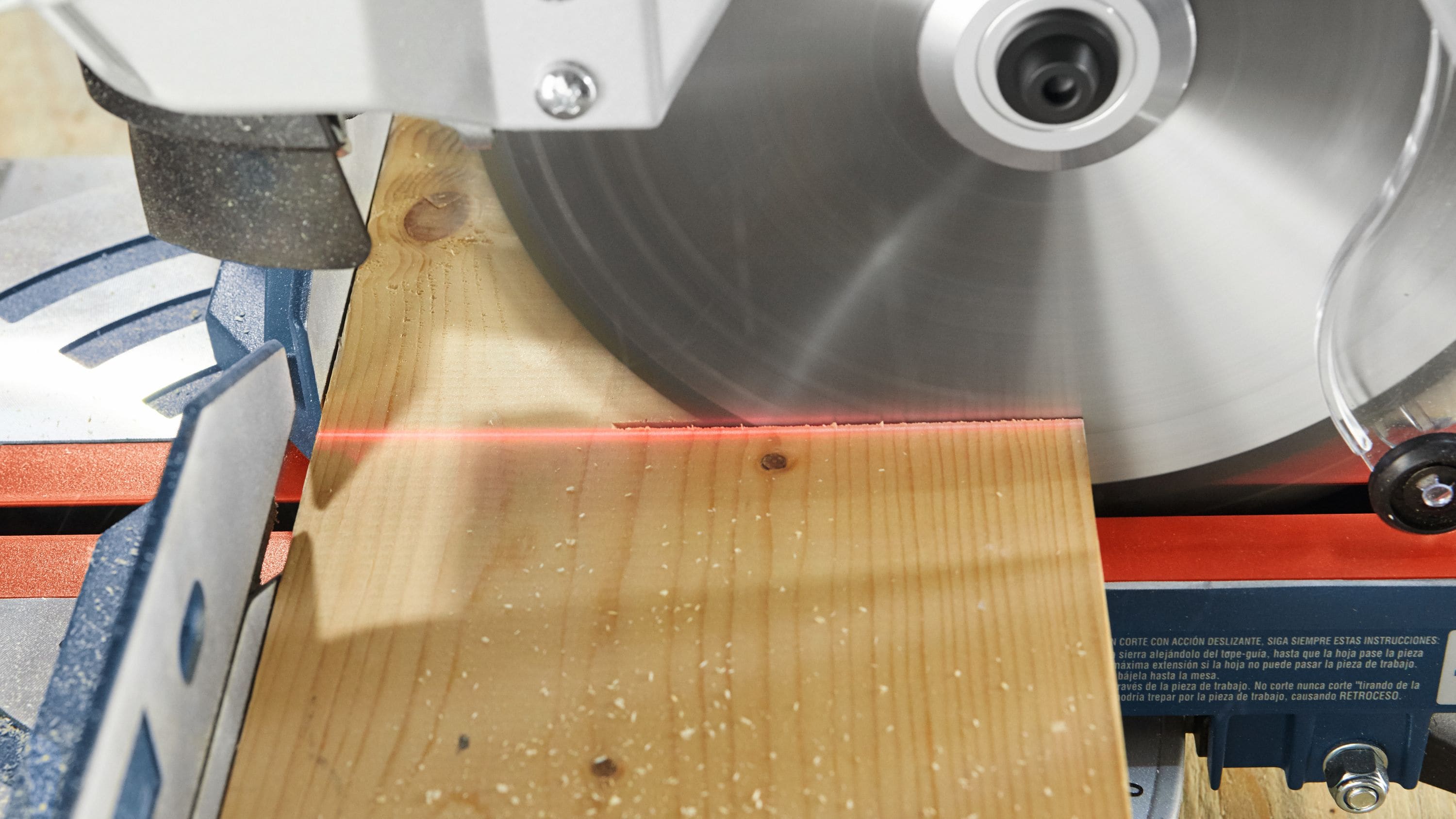 Sierra ingletadora compuesta deslizante inalámbrica de un solo bisel de 8-1/2 pulgadas y 18 voltios de Bosch con guía láser (batería incluida) GCM18V-08N14