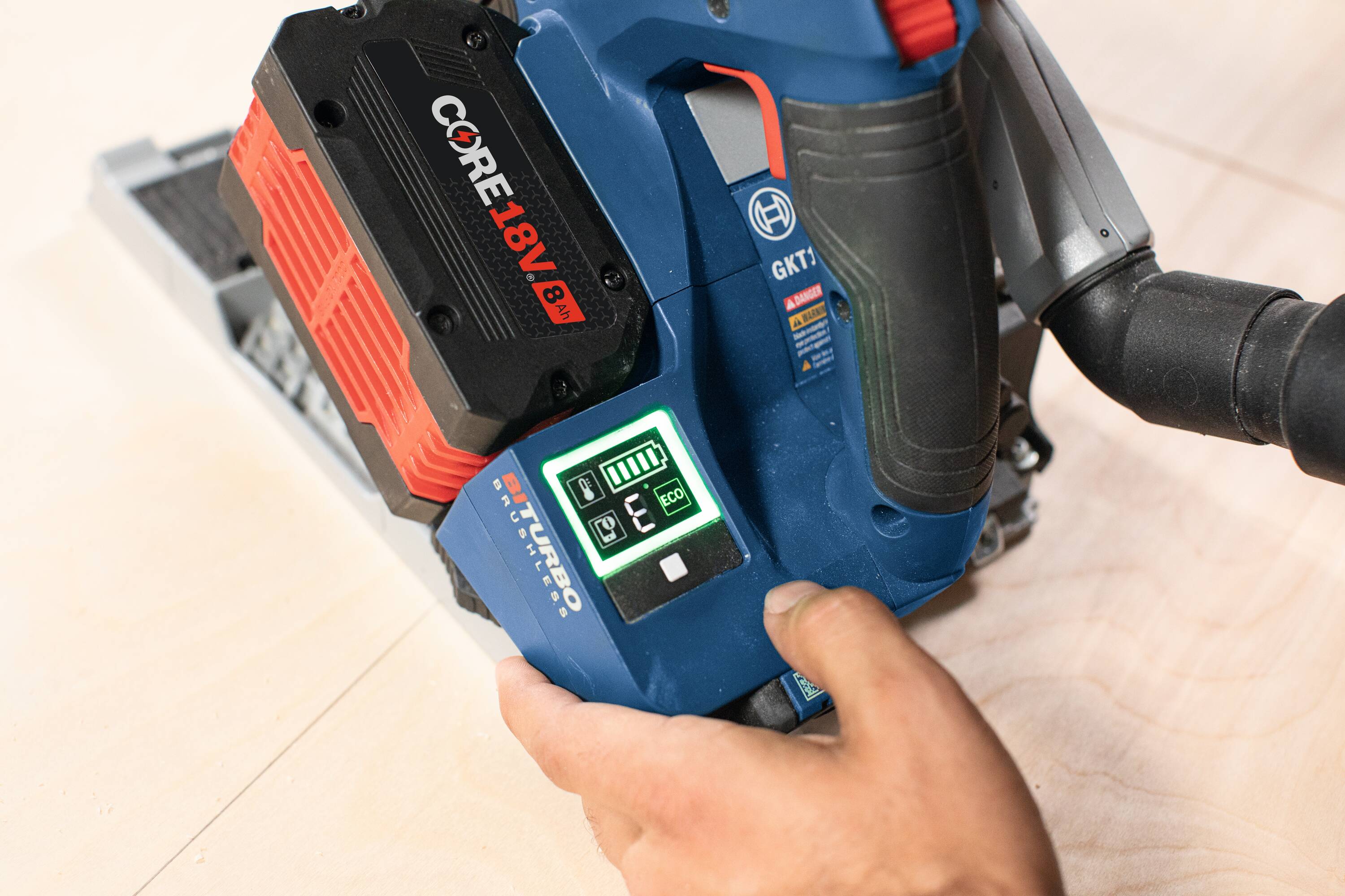 Sierra de inmersión/rastreo inalámbrica sin escobillas Profactor de 18 voltios y 5-1/2 pulgadas de Bosch GKT18V-20GCL