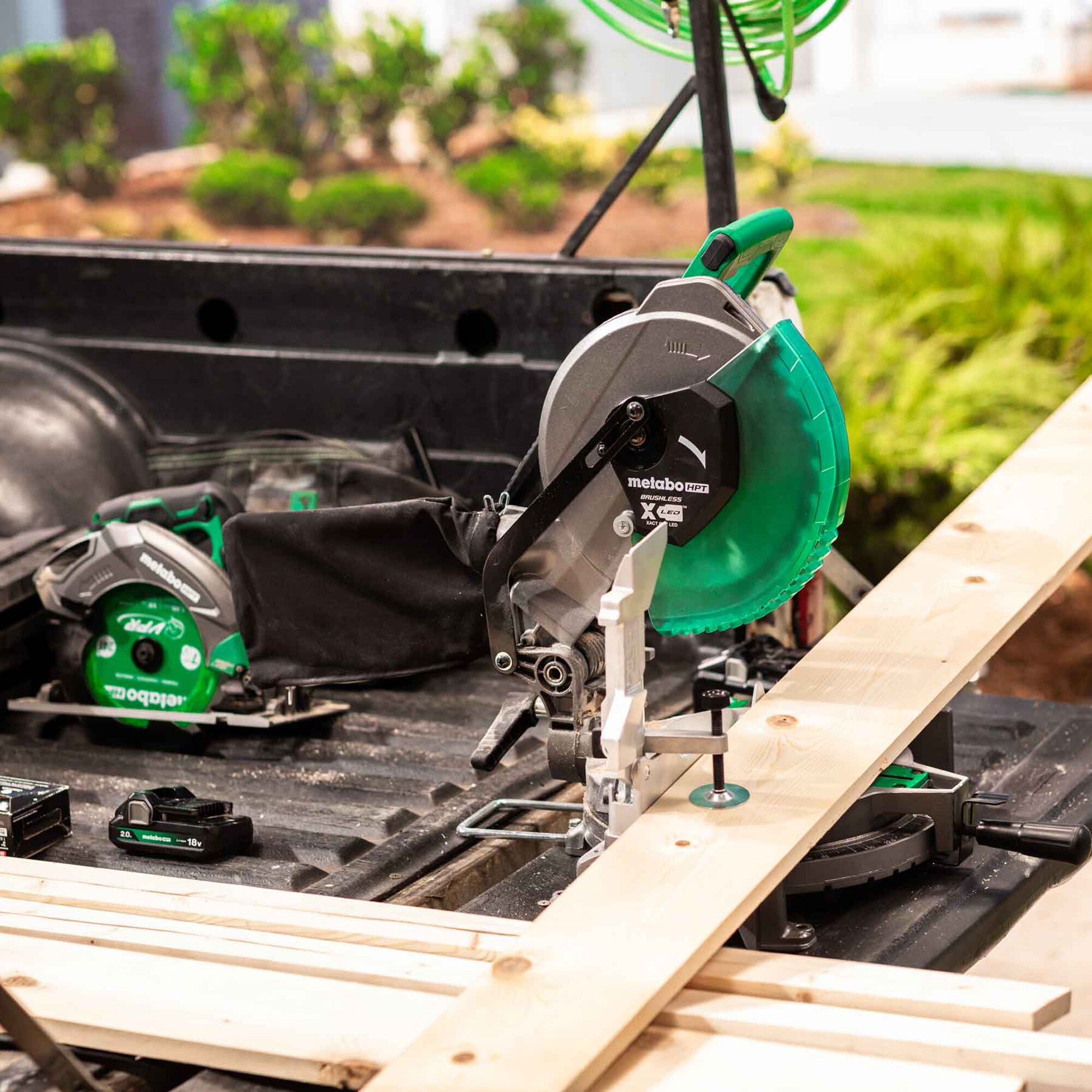 Sierra ingletadora compuesta inalámbrica Metabo HPT MultiVolt de 10 pulgadas y 18 voltios de bisel simple C1810DFAQ4M