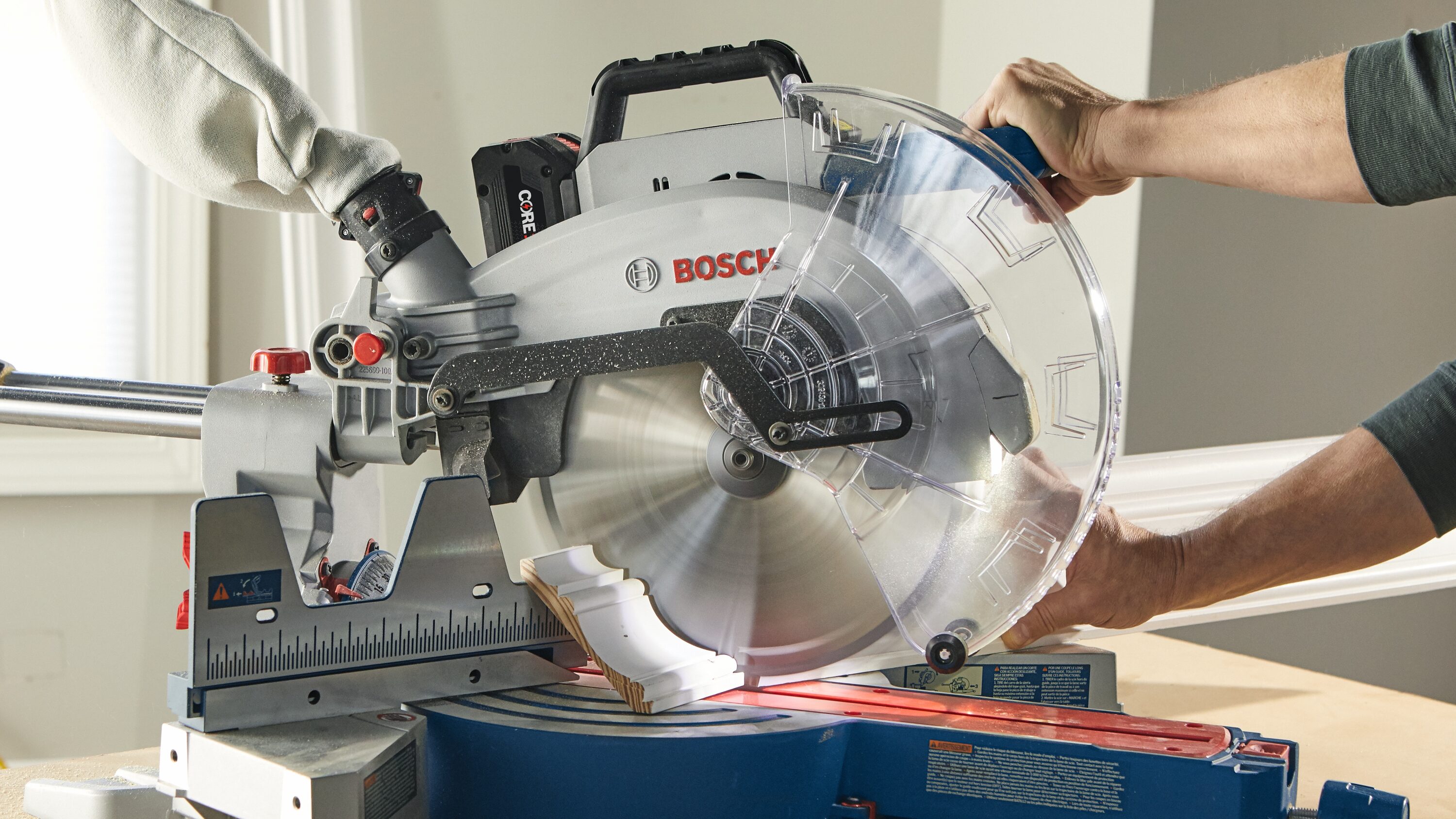 Sierra ingleteadora deslizante inalámbrica Bosch GCM18V-12SDN de doble bisel de 18 voltios de 12 pulgadas