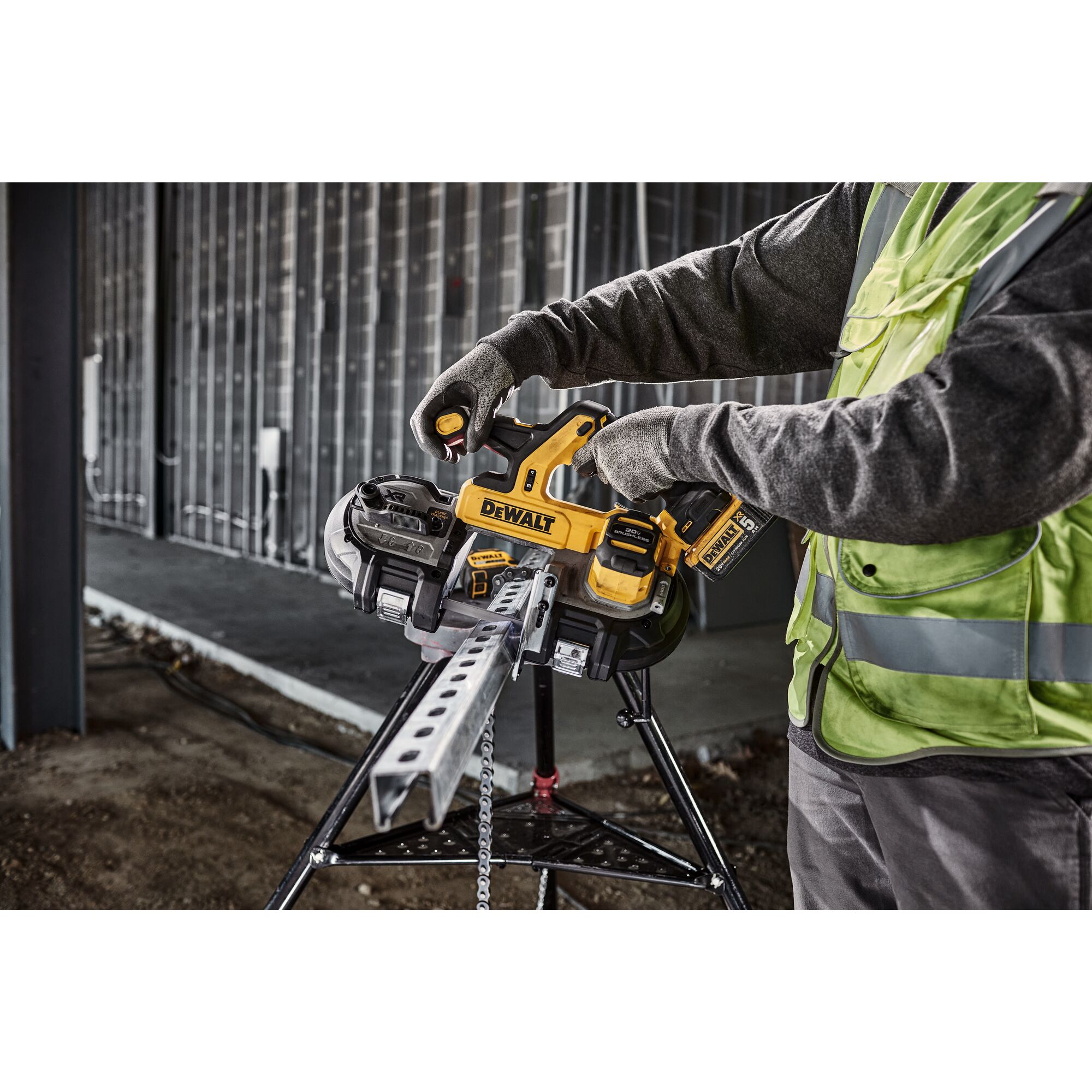 Sierra de cinta portátil DEWALT 20 voltios 3.375 pulgadas (Batería incluida) DCS379P1