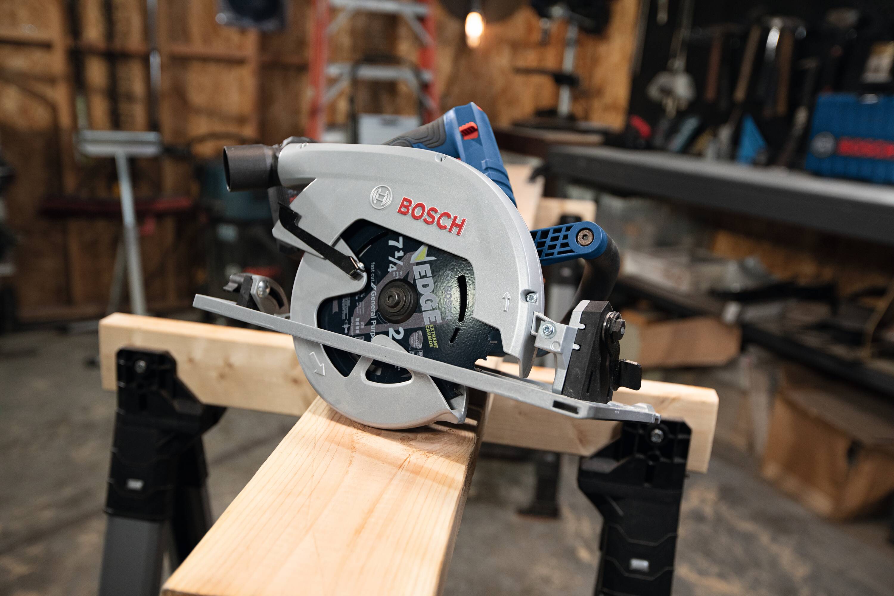 Sierra circular inalámbrica Bosch Profactor de 18 voltios y 7-1/4 pulgadas con motor sin escobillas GKS18V-25GCN