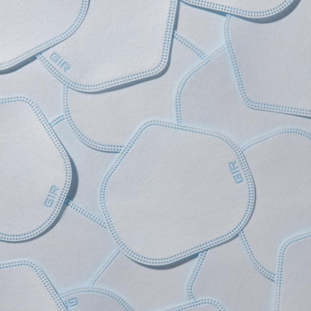 Paquete de 10 cubrebocas desechables universales GIR con cuatro capas de material: dos capas exteriores de polipropileno no tejido y dos capas interiores de tela no tejida fundida. Talla única. Cartucho/filtro todo uso. GIRFMR10WHT