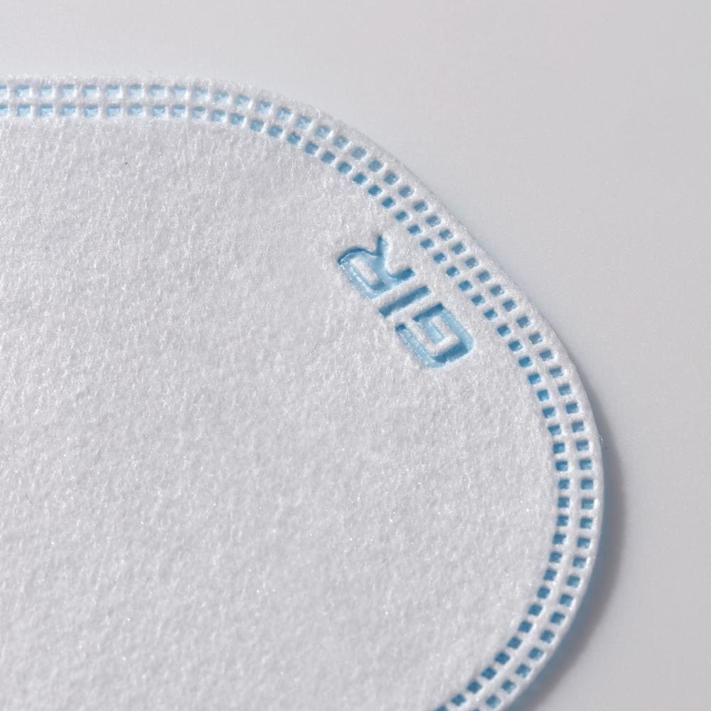 Paquete de 10 cubrebocas desechables universales GIR con cuatro capas de material: dos capas exteriores de polipropileno no tejido y dos capas interiores de tela no tejida fundida. Talla única. Cartucho/filtro todo uso. GIRFMR10WHT