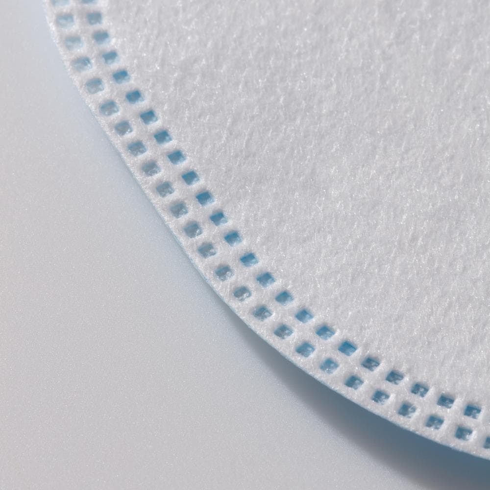 Paquete de 10 cubrebocas desechables universales GIR con cuatro capas de material: dos capas exteriores de polipropileno no tejido y dos capas interiores de tela no tejida fundida. Talla única. Cartucho/filtro todo uso. GIRFMR10WHT