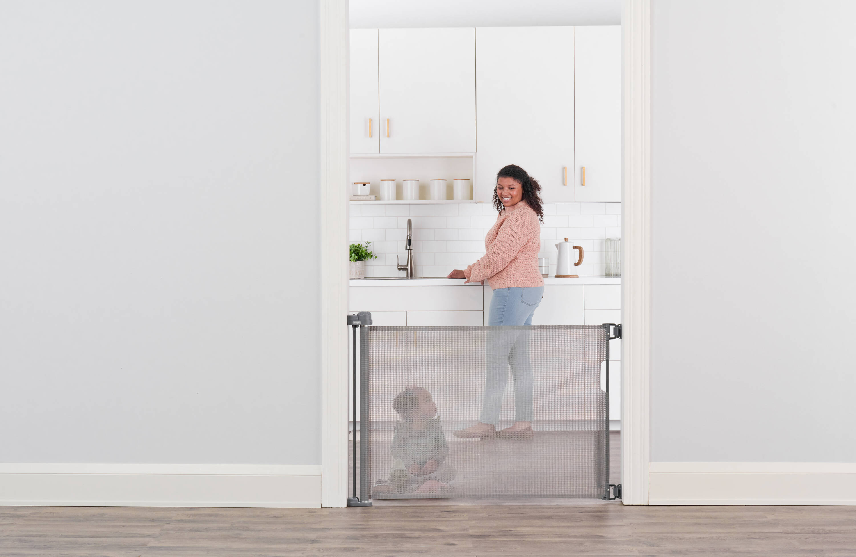 Puerta de seguridad retráctil de malla de 50 pulgadas x 30 pulgadas, montada en hardware, color gris, modelo 1850 G.