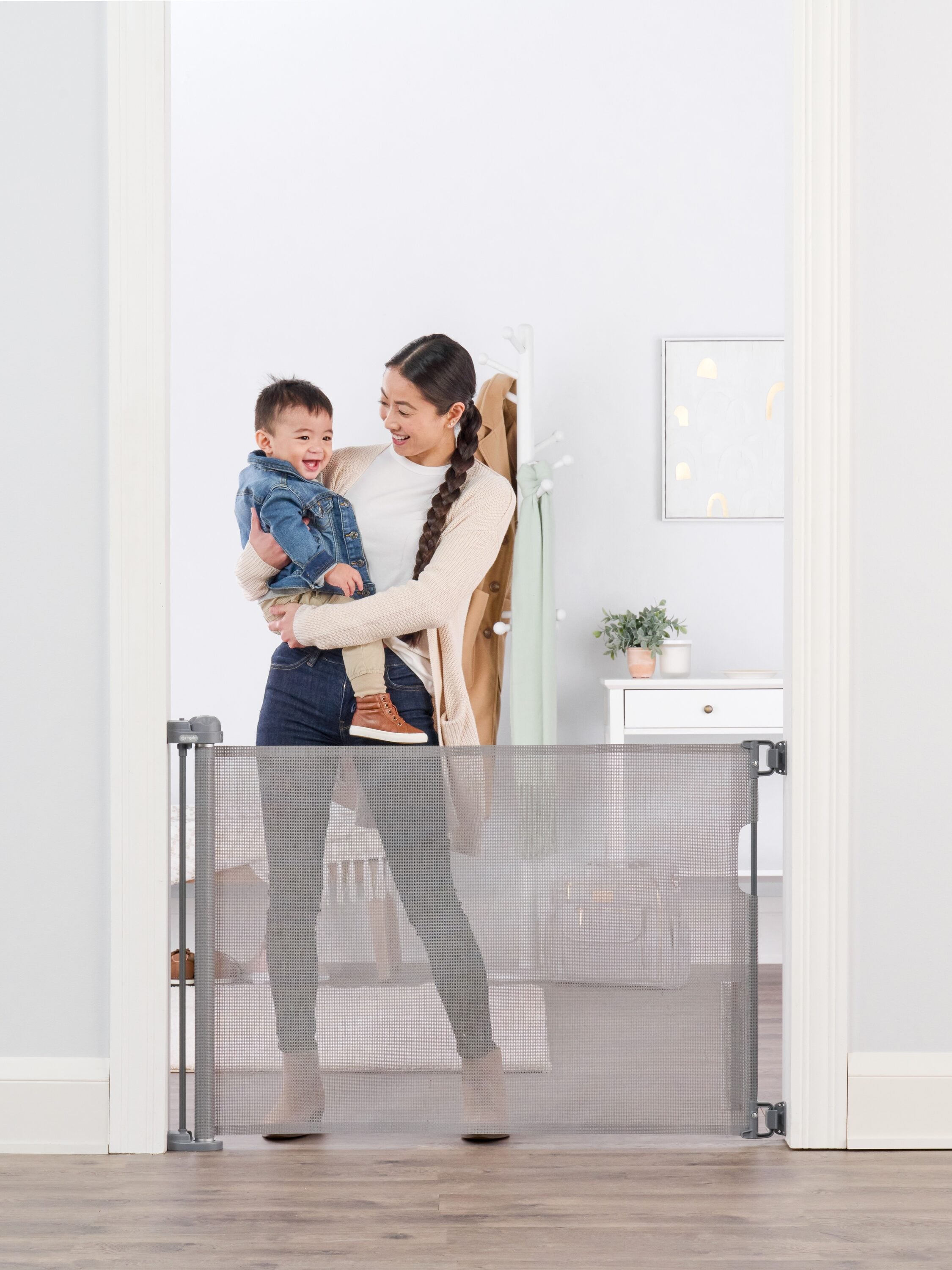 Puerta de seguridad retráctil de malla de 50 pulgadas x 30 pulgadas, montada en hardware, color gris, modelo 1850 G.