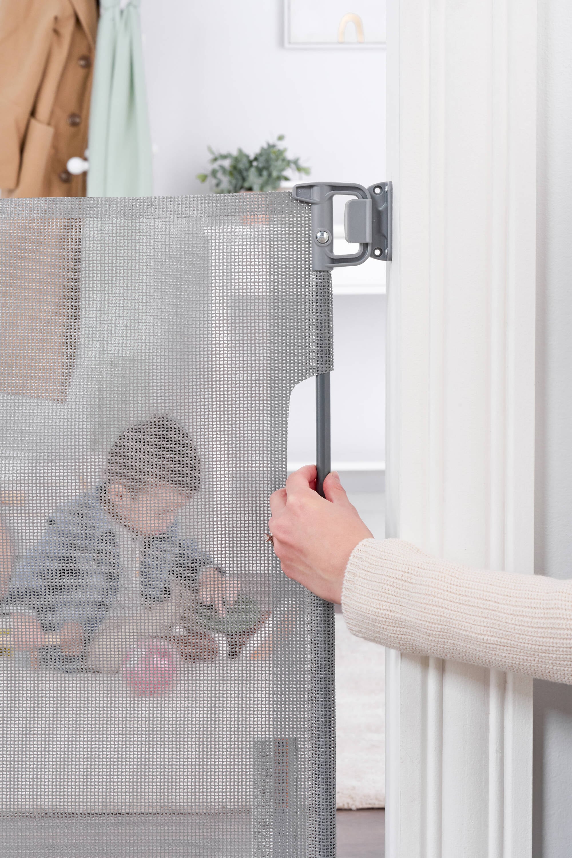 Puerta de seguridad retráctil de malla de 50 pulgadas x 30 pulgadas, montada en hardware, color gris, modelo 1850 G.