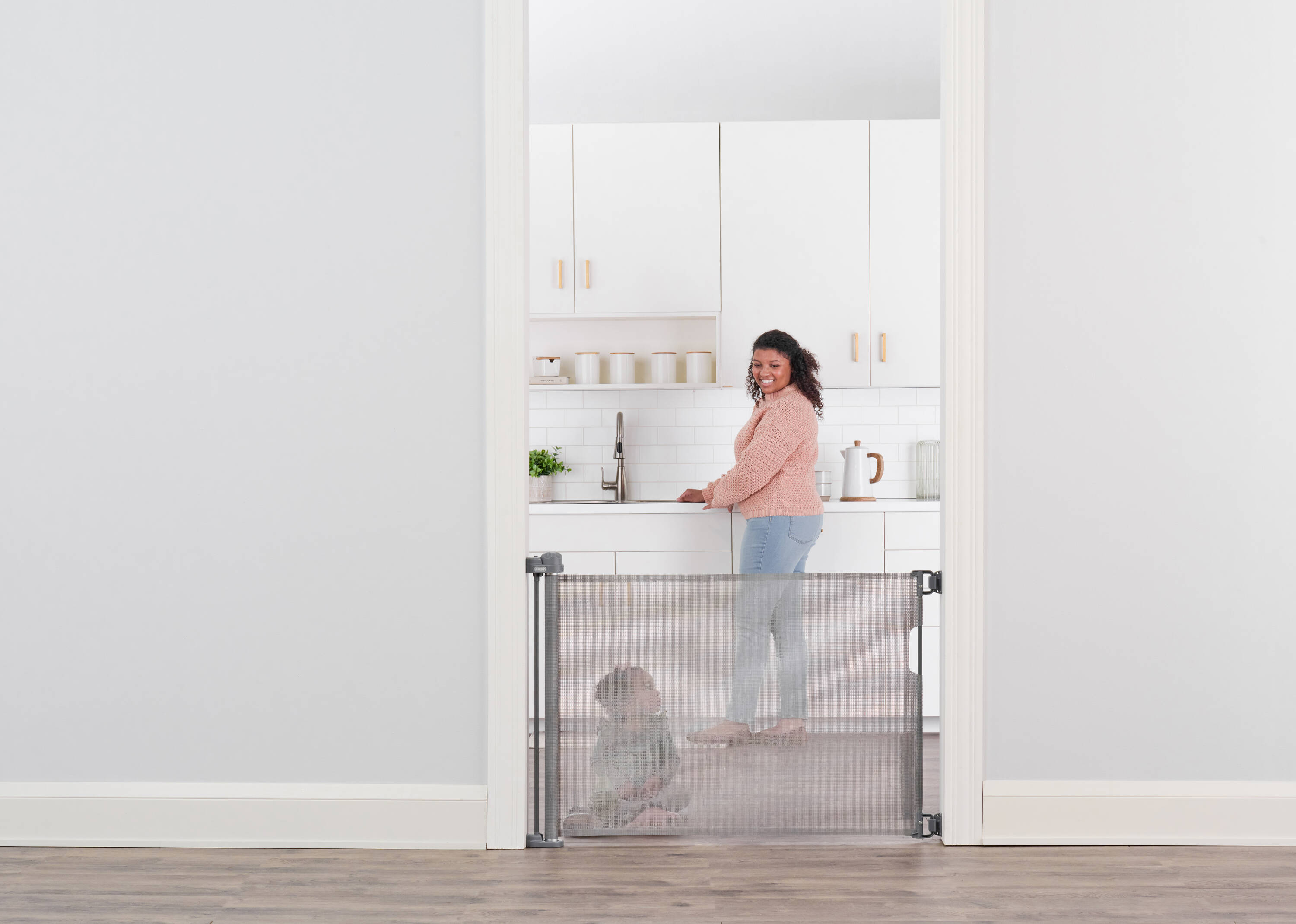 Puerta de seguridad retráctil de malla de 50 pulgadas x 30 pulgadas, montada en hardware, color gris, modelo 1850 G.