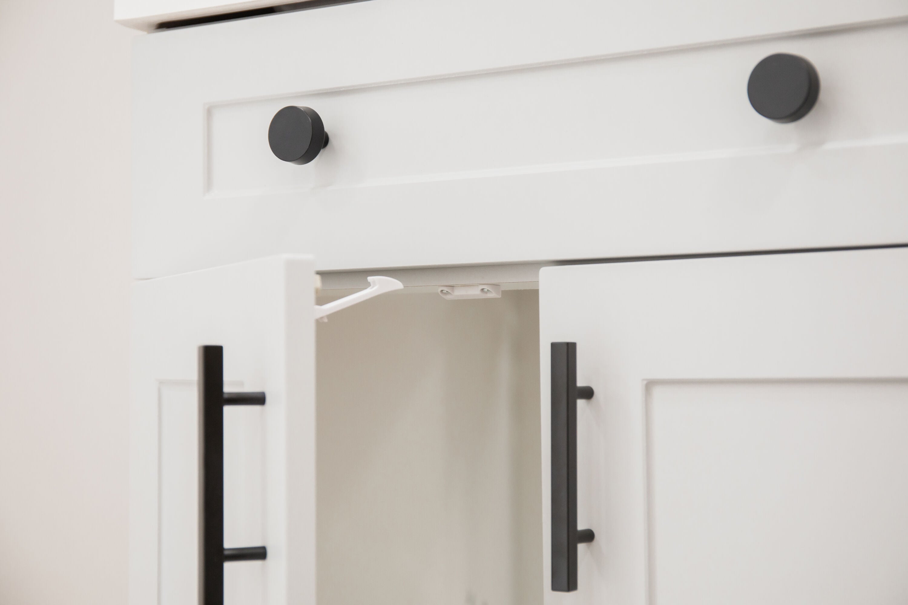 Accesorios de seguridad para gabinete blanco Regalo cerraduras 6130 W