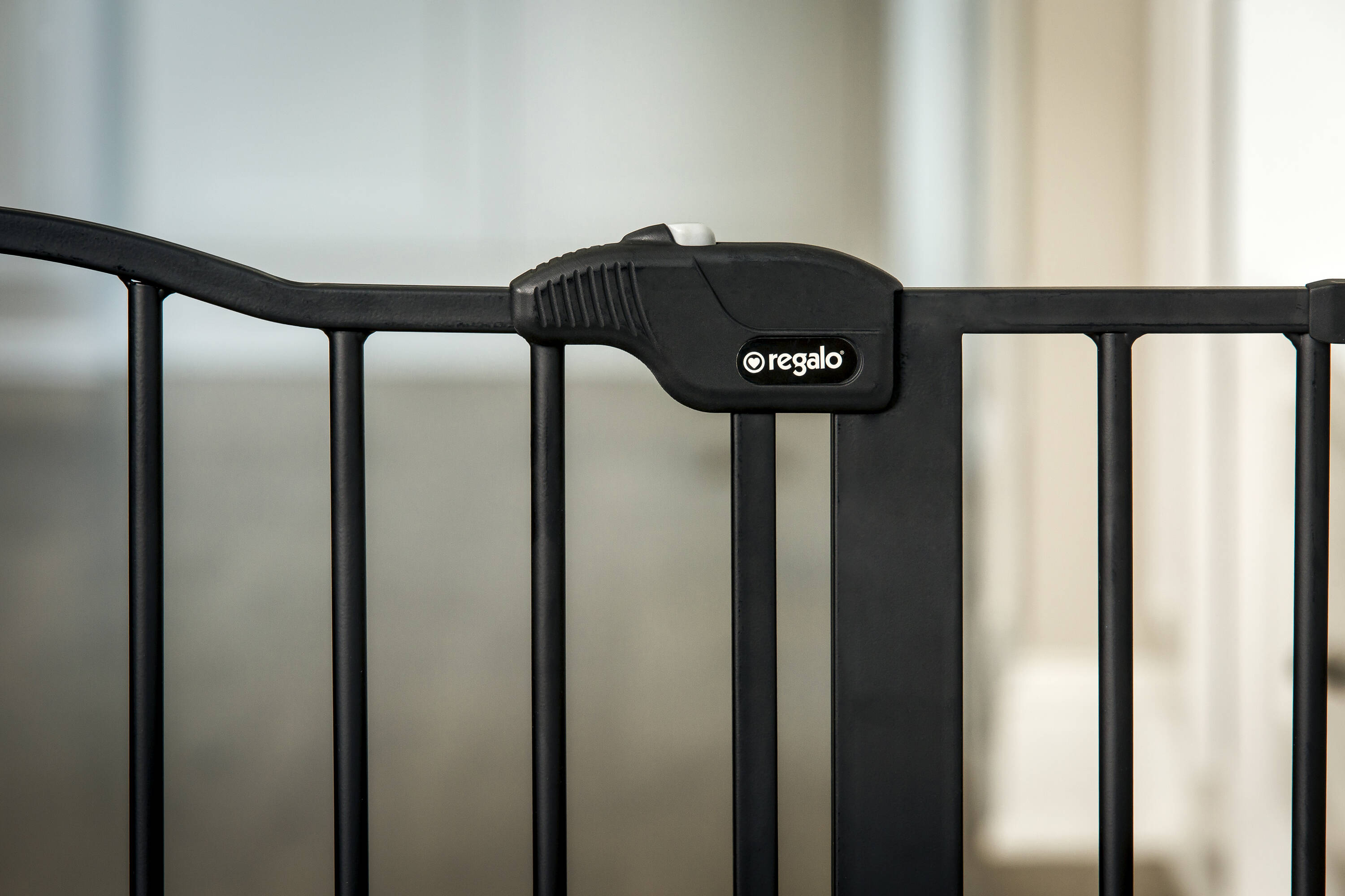 Puerta de seguridad de metal negro montada con herrajes de 74.5 pulgadas x 28 pulgadas - Regalo 1176 B
