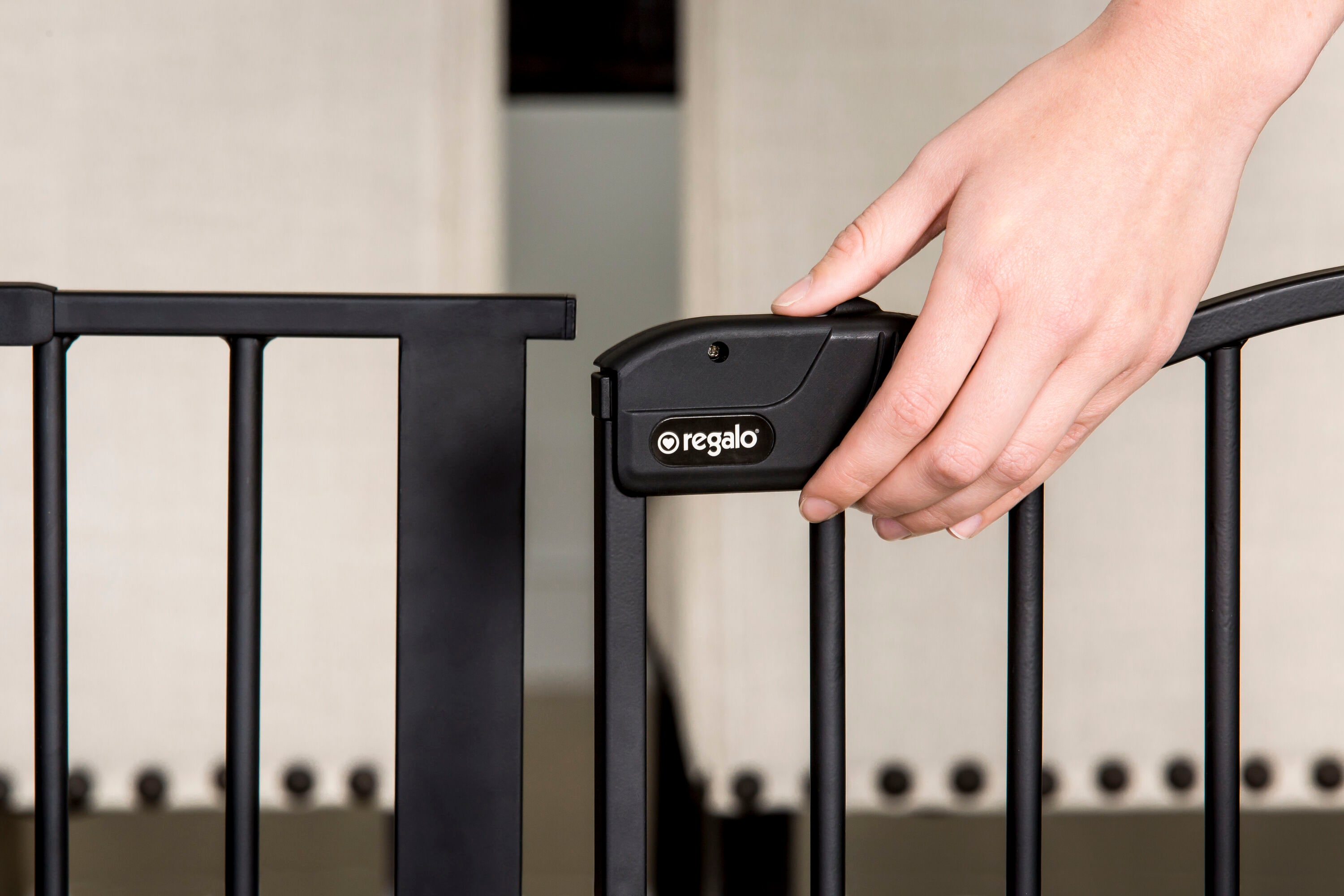 Puerta de seguridad de metal negro montada con herrajes de 74.5 pulgadas x 28 pulgadas - Regalo 1176 B