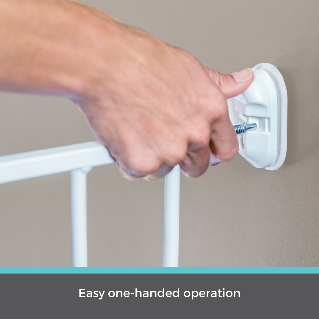 Barrera de seguridad de metal blanco montada con hardware Toddleroo by North States de 40.25 pulgadas x 30 pulgadas 5152