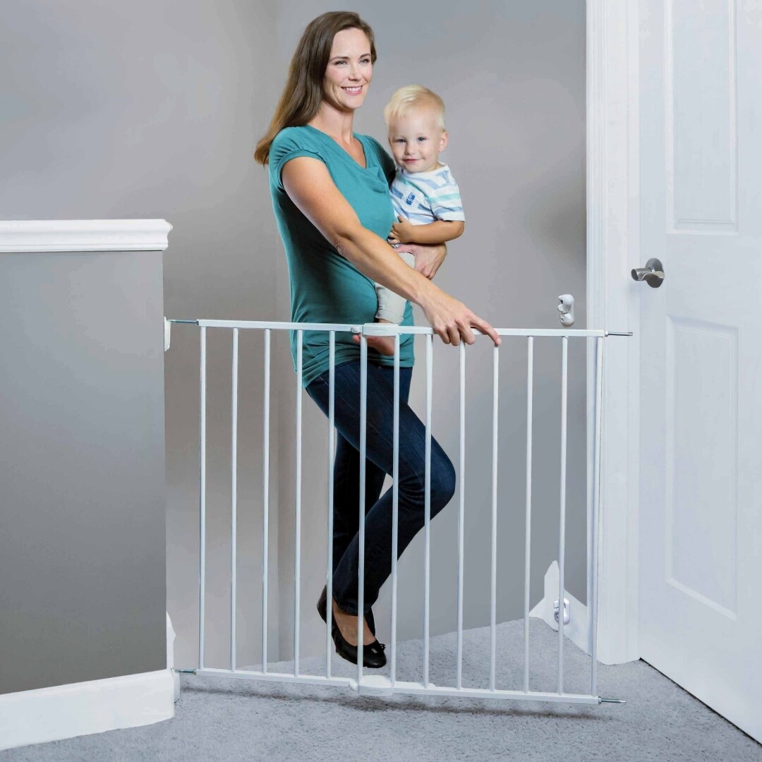 Barrera de seguridad de metal blanco montada con hardware Toddleroo by North States de 40.25 pulgadas x 30 pulgadas 5152