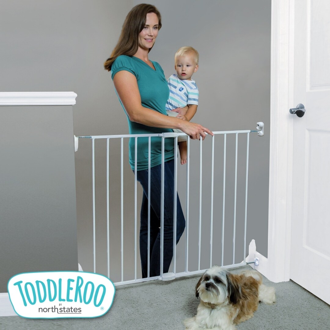 Barrera de seguridad de metal blanco montada con hardware Toddleroo by North States de 40.25 pulgadas x 30 pulgadas 5152