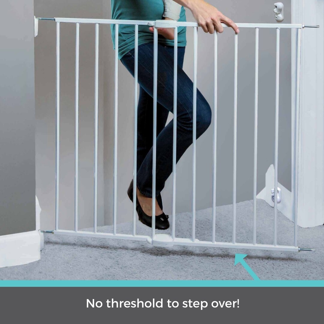 Barrera de seguridad de metal blanco montada con hardware Toddleroo by North States de 40.25 pulgadas x 30 pulgadas 5152