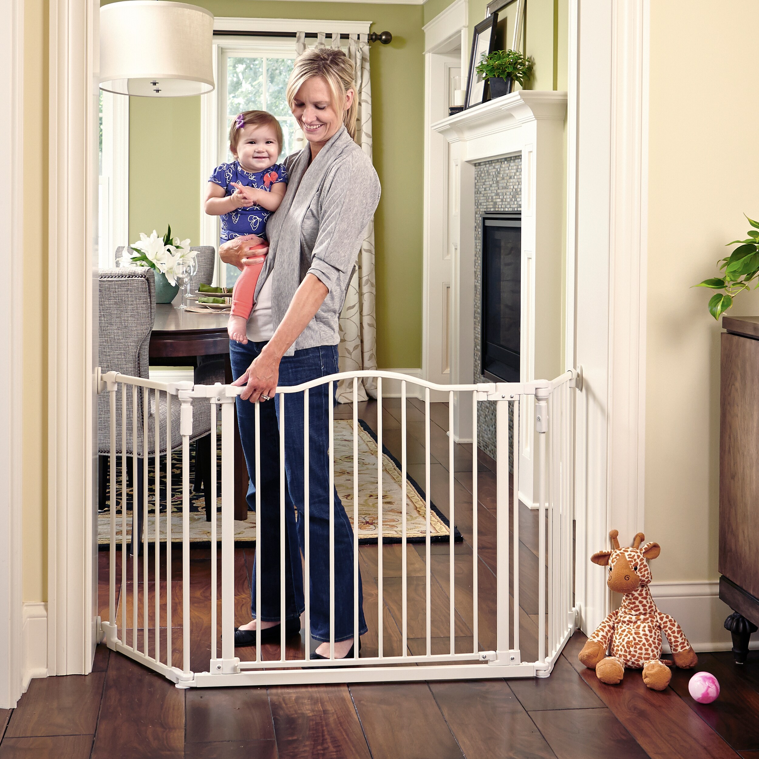Barrera de seguridad metálica montada con accesorios Toddleroo de North States de 72 pulgadas x 30 pulgadas en color blanco cálido (4954S)