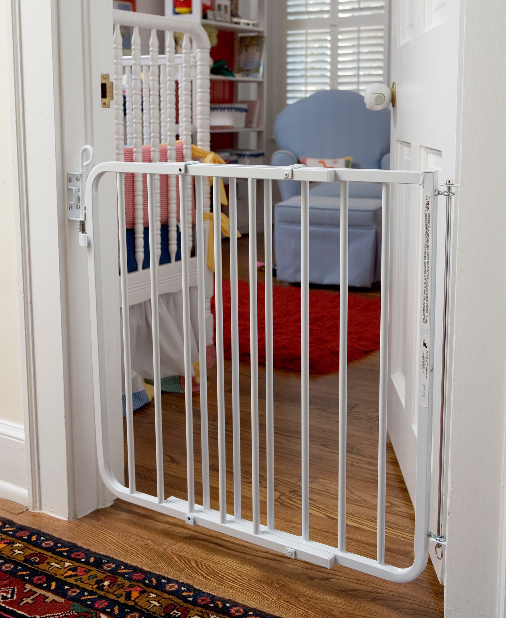 Puerta de seguridad automática con cierre Cardinal Gates de metal blanco montada con hardware de 40.5 pulgadas x 29.5 pulgadas MG15-W