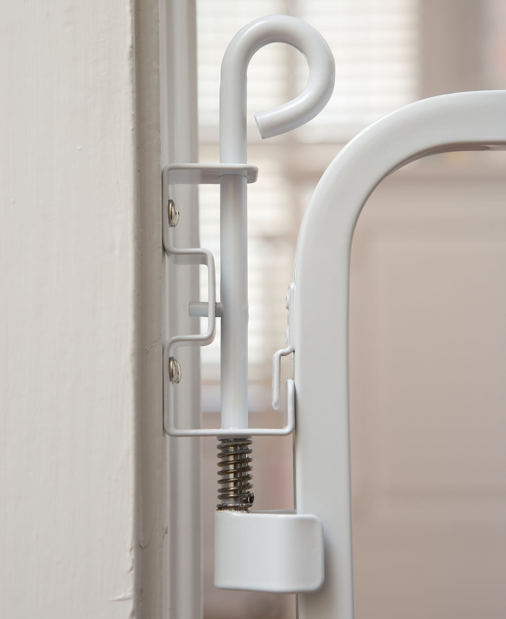 Puerta de seguridad automática con cierre Cardinal Gates de metal blanco montada con hardware de 40.5 pulgadas x 29.5 pulgadas MG15-W